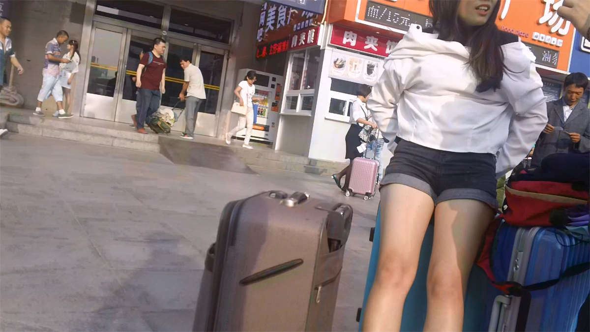 年轻的超短热裤小美女