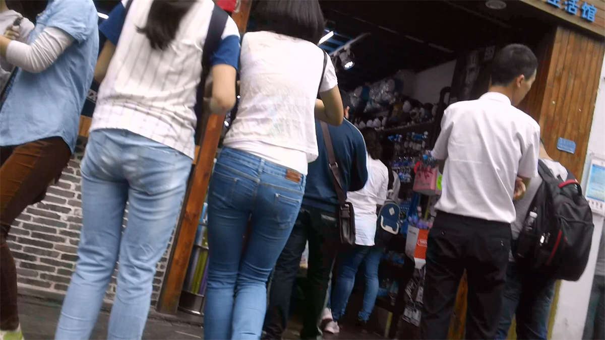 近拍白色超短裤美眉