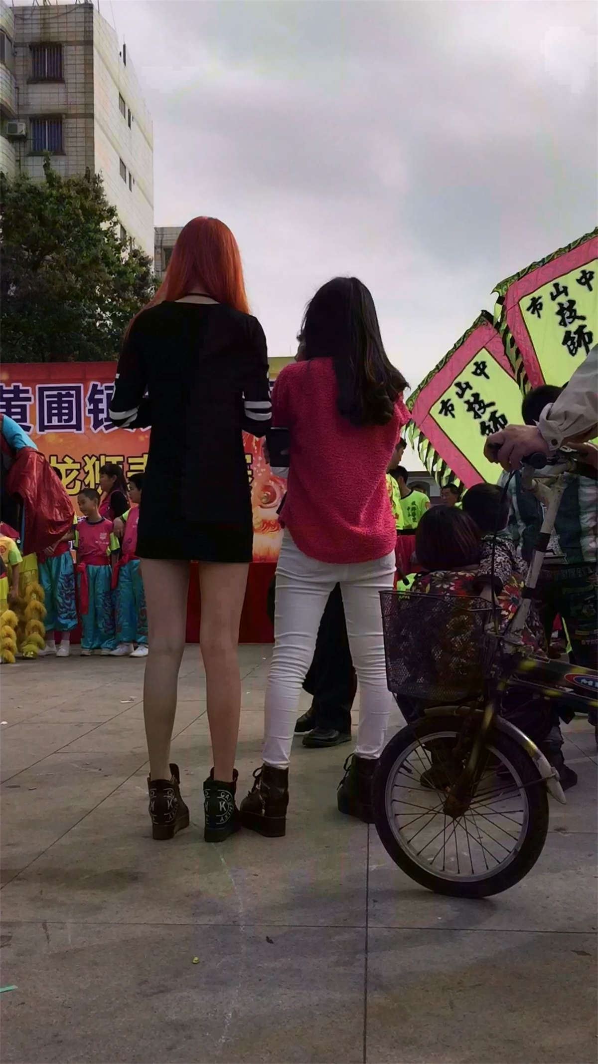 包臀裙高挑紧身白裤美女