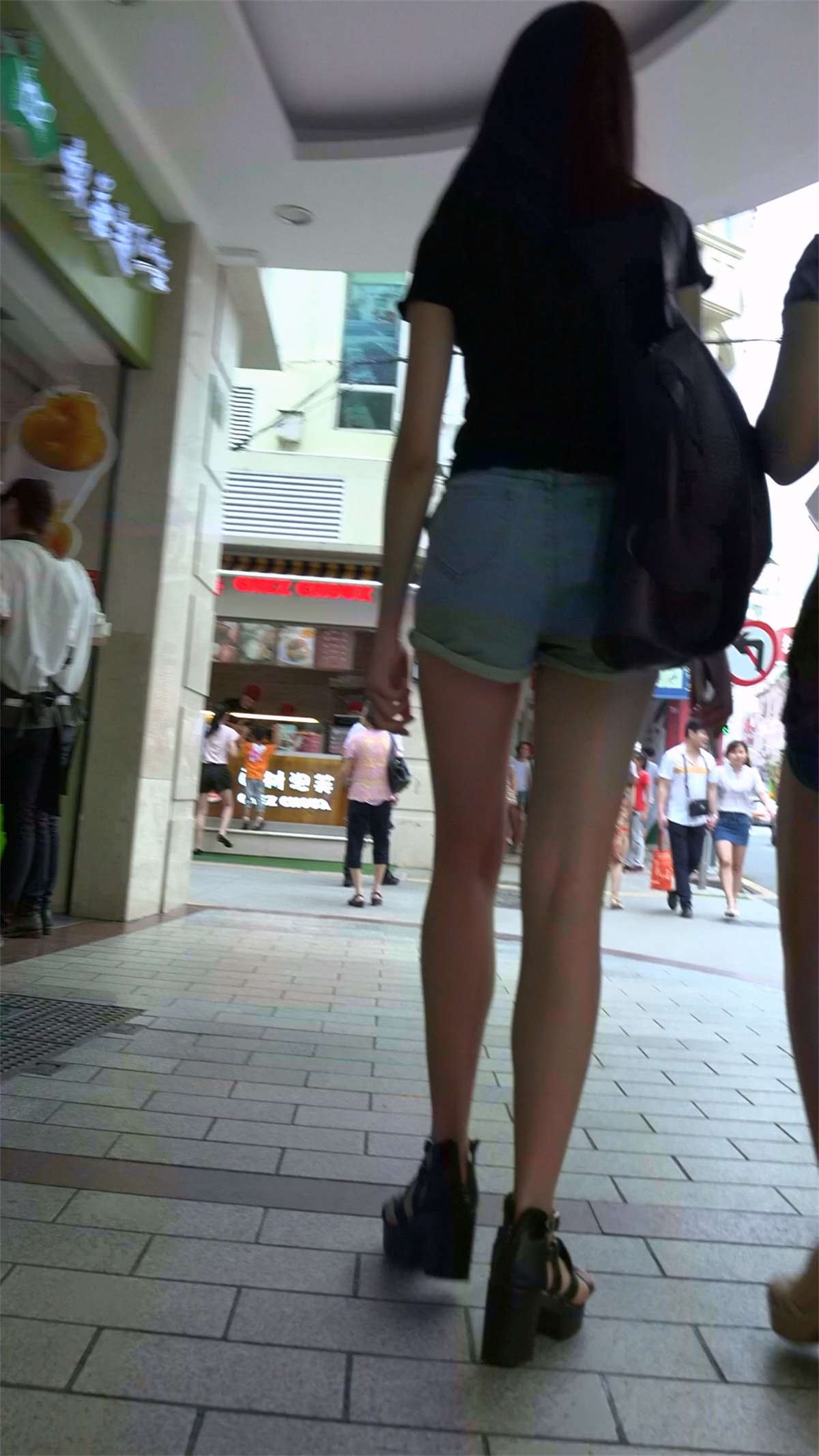 极品身材黑色毛衣高腰牛仔热裤美女