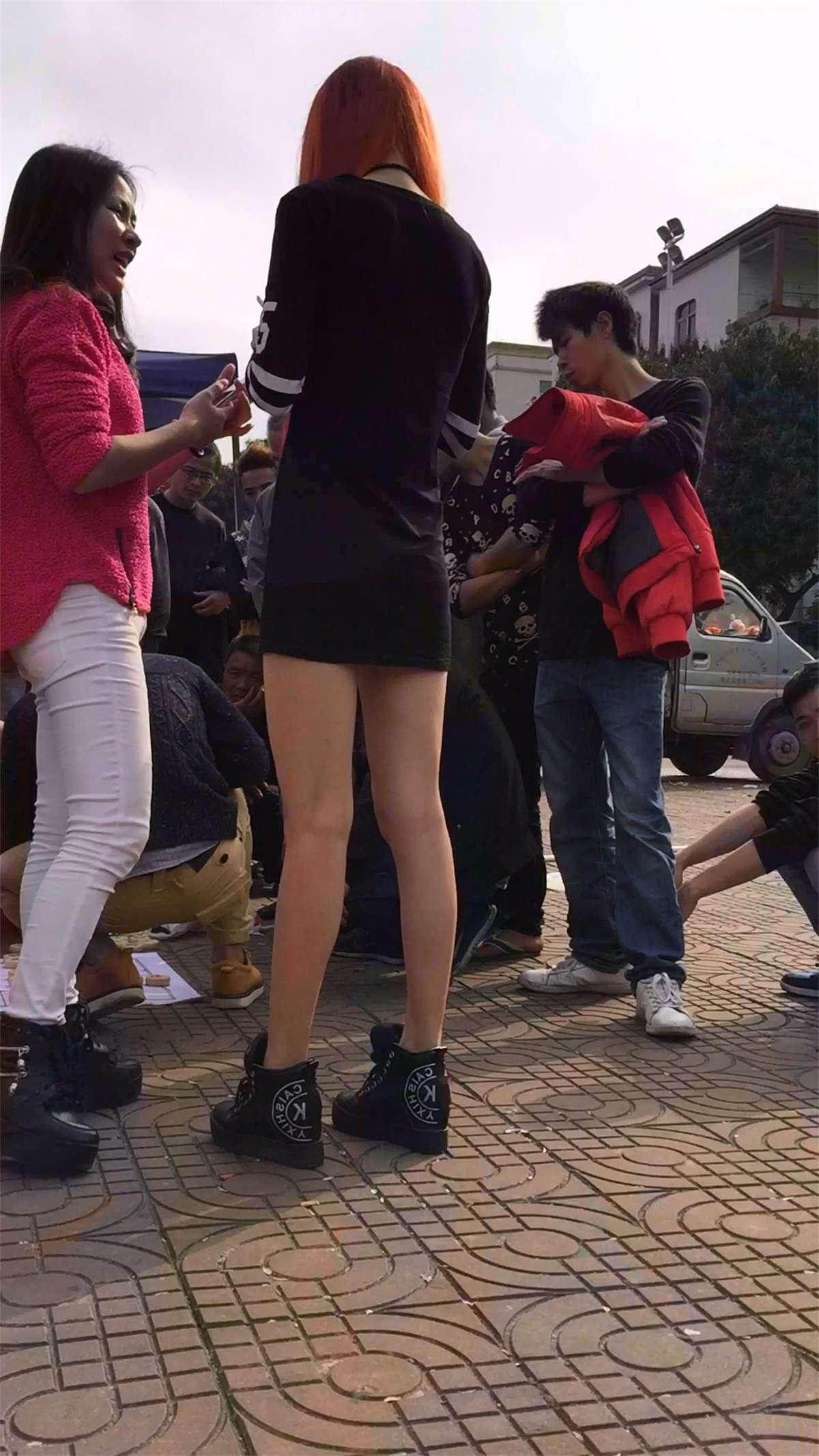 包臀裙高挑紧身白裤美女