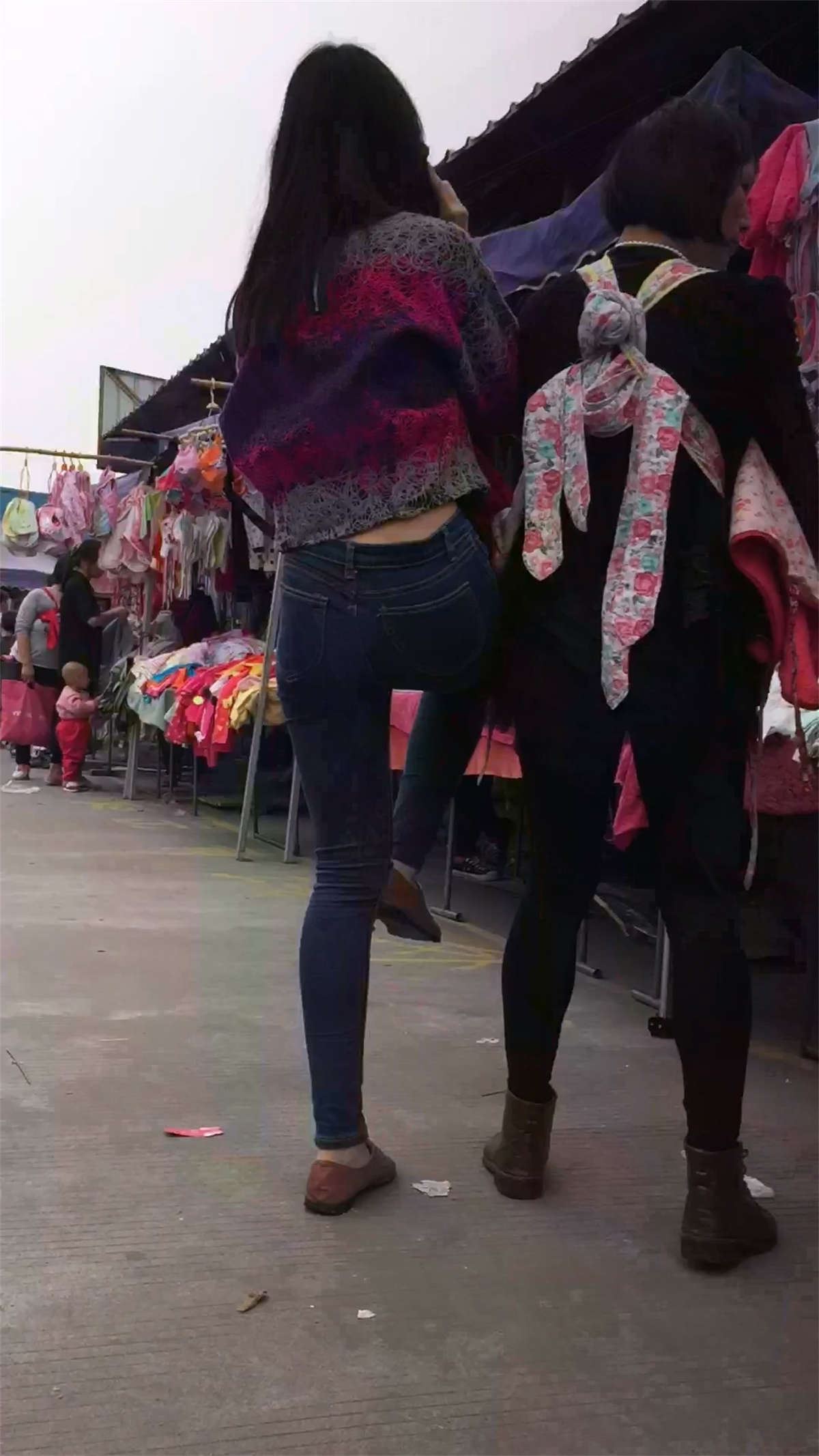 紧身蓝牛翘臀美女