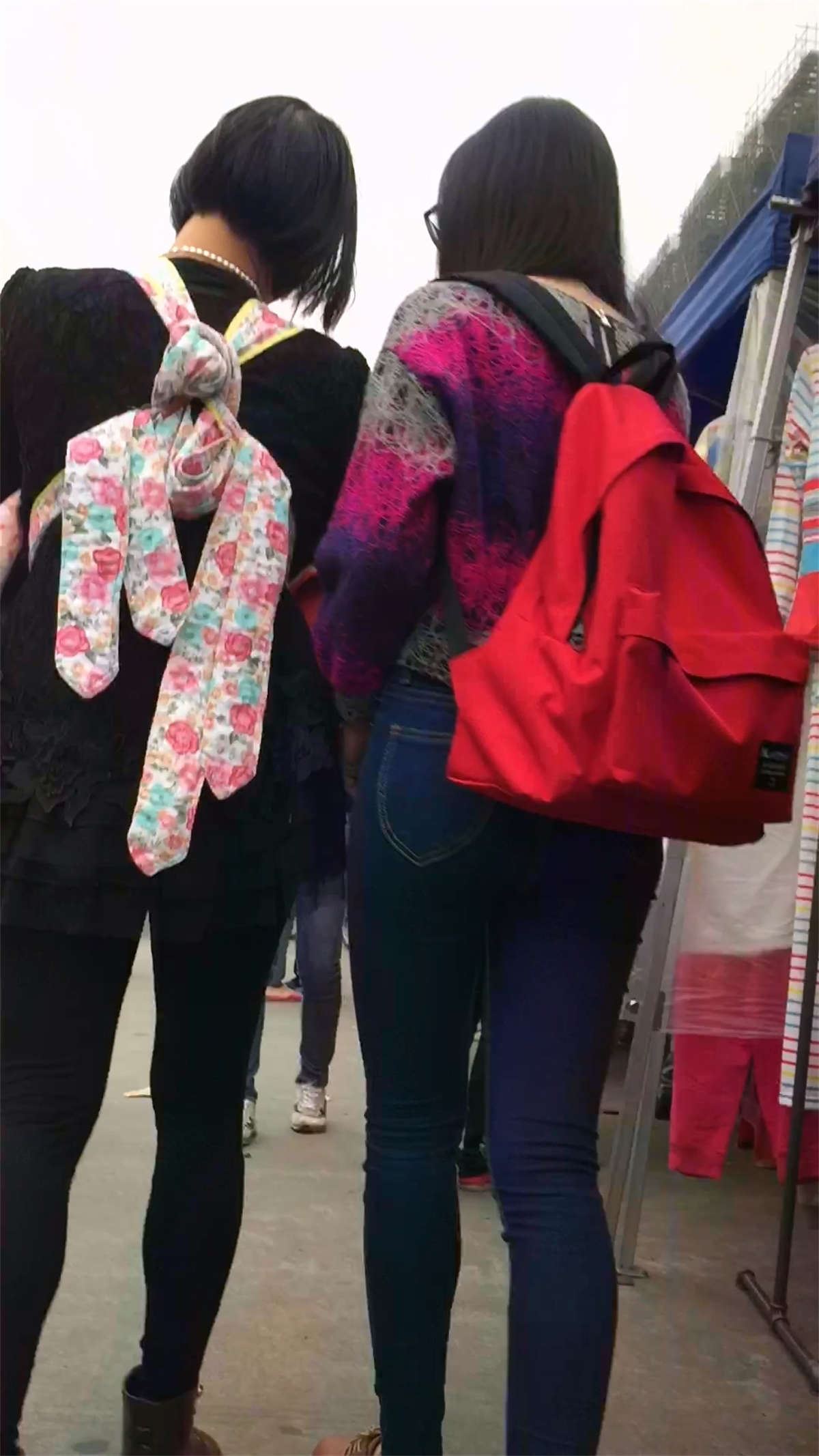 紧身蓝牛翘臀美女