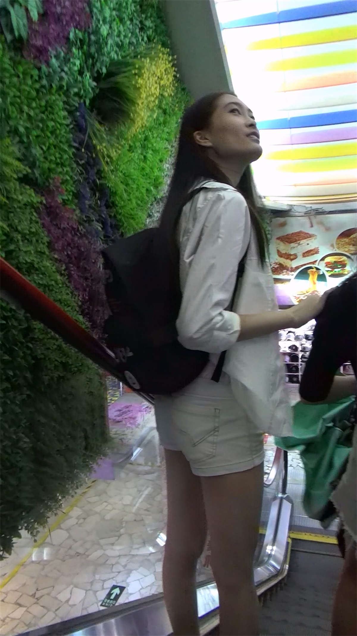 小清新白短热裤鸭舌帽小姐姐