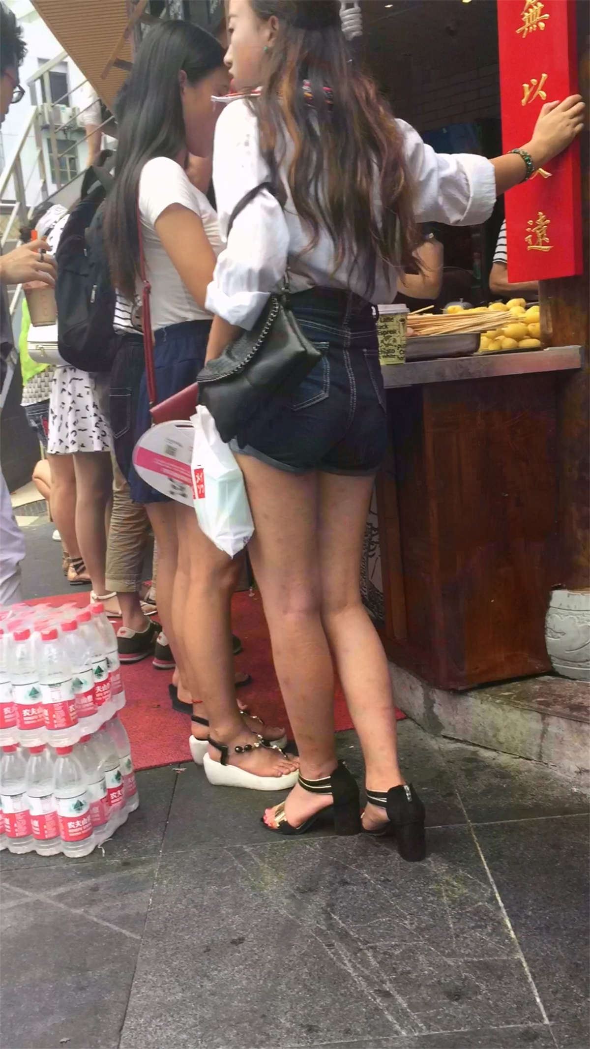 白衬衫高腰牛仔热裤饱满三角区极品美女