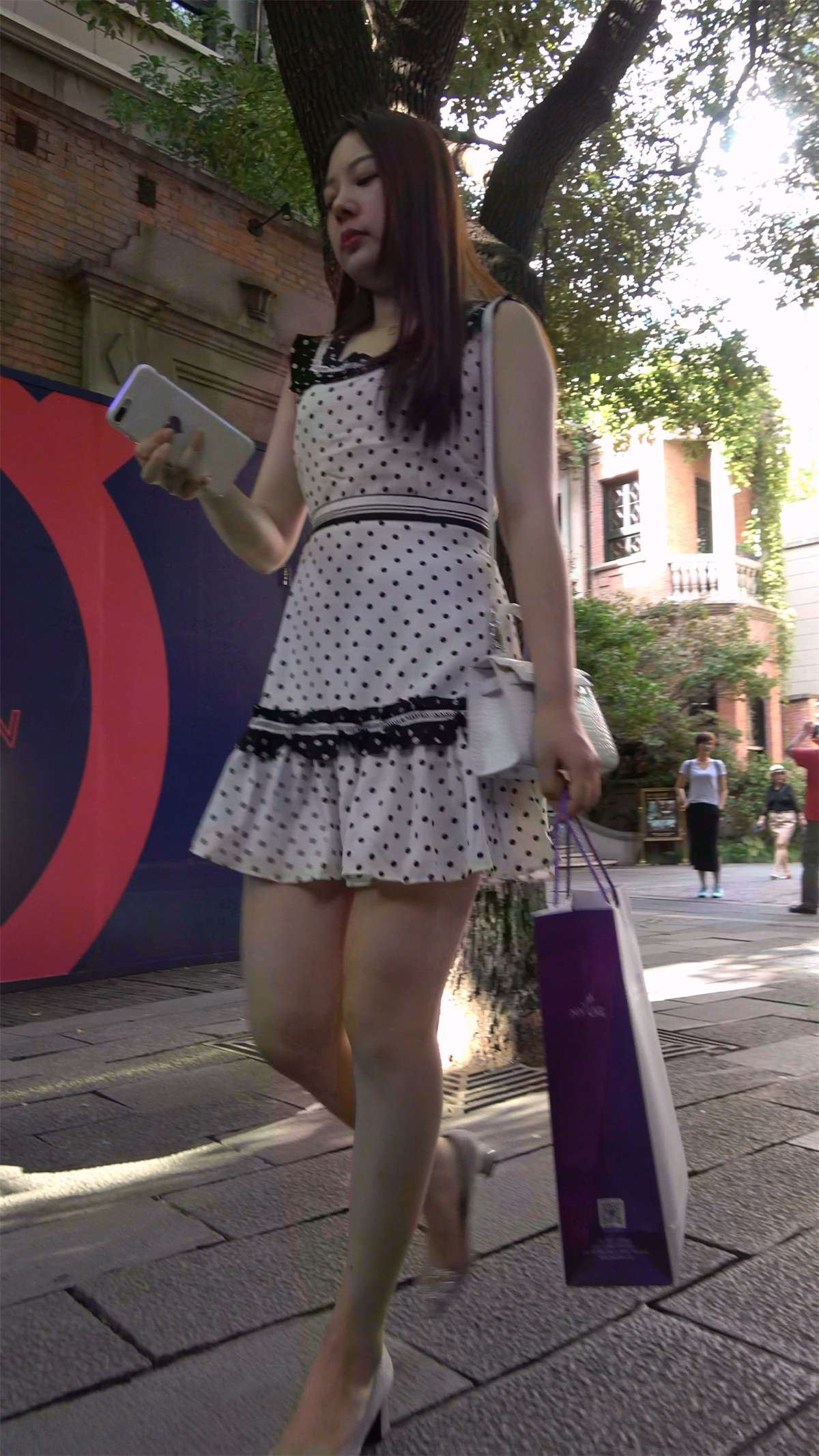 斑点连衣裙美女