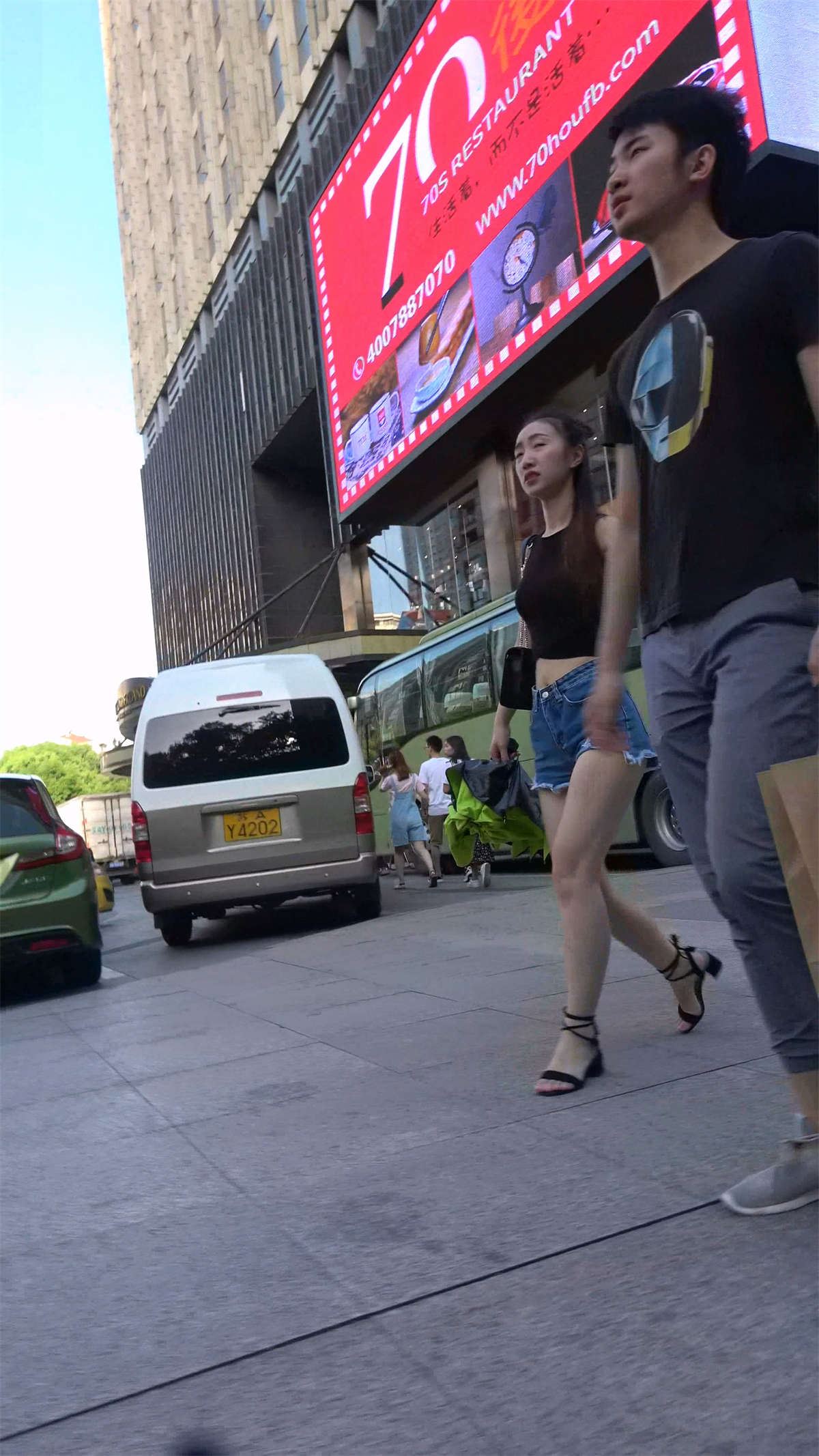 热裤长腿小姐姐