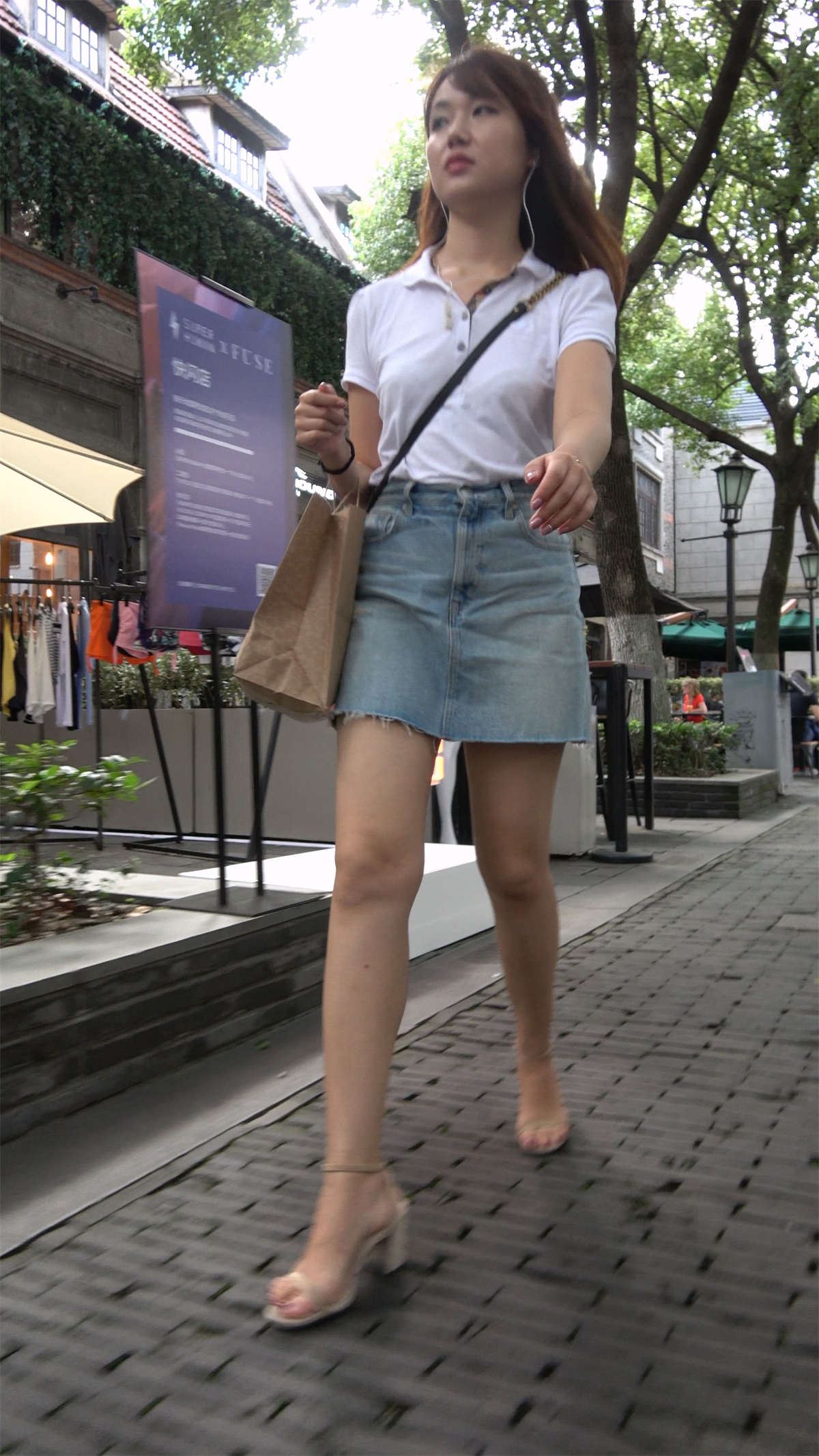 漂亮的牛仔裙白衬衫美女姐姐