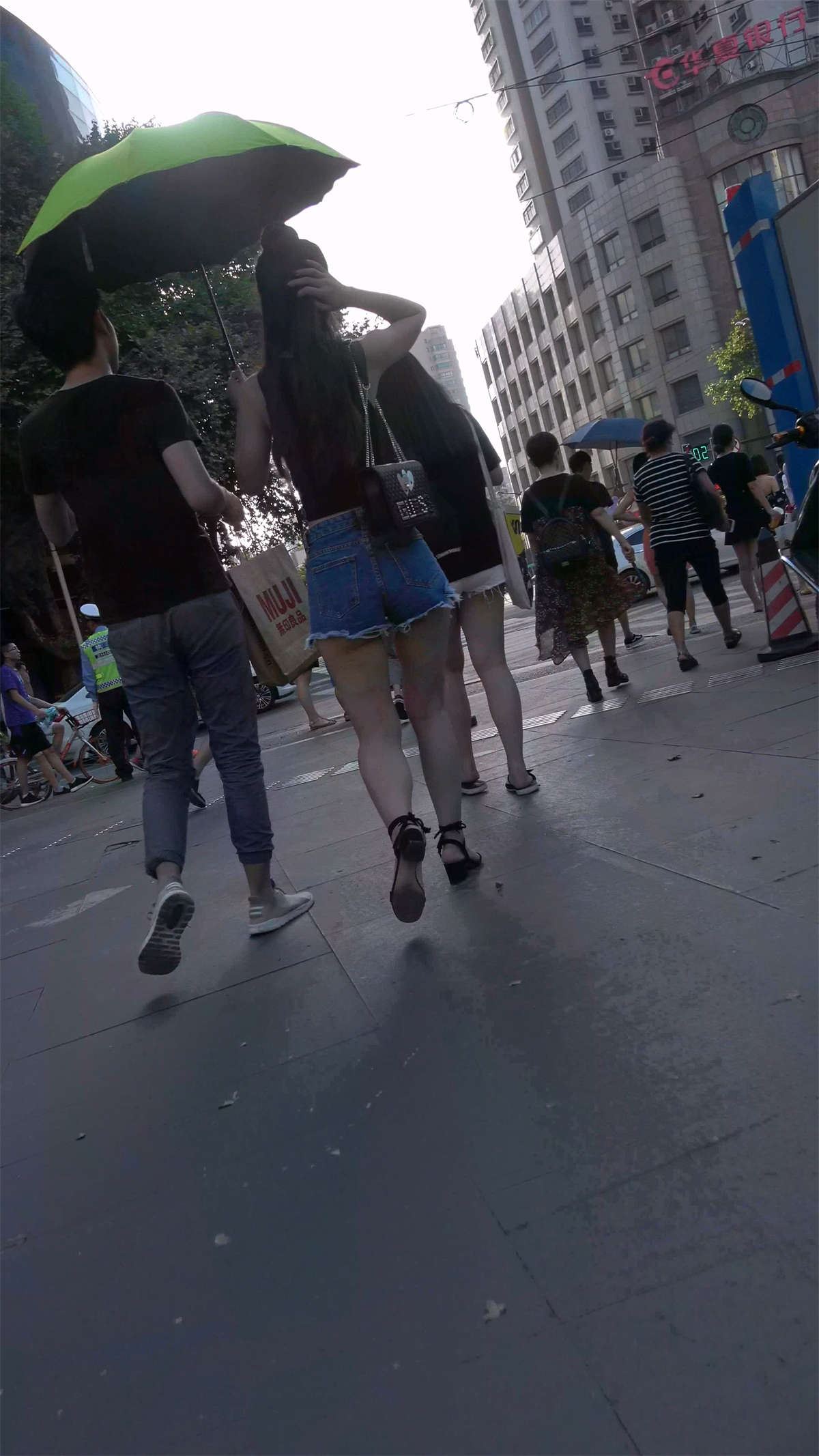 热裤长腿小姐姐