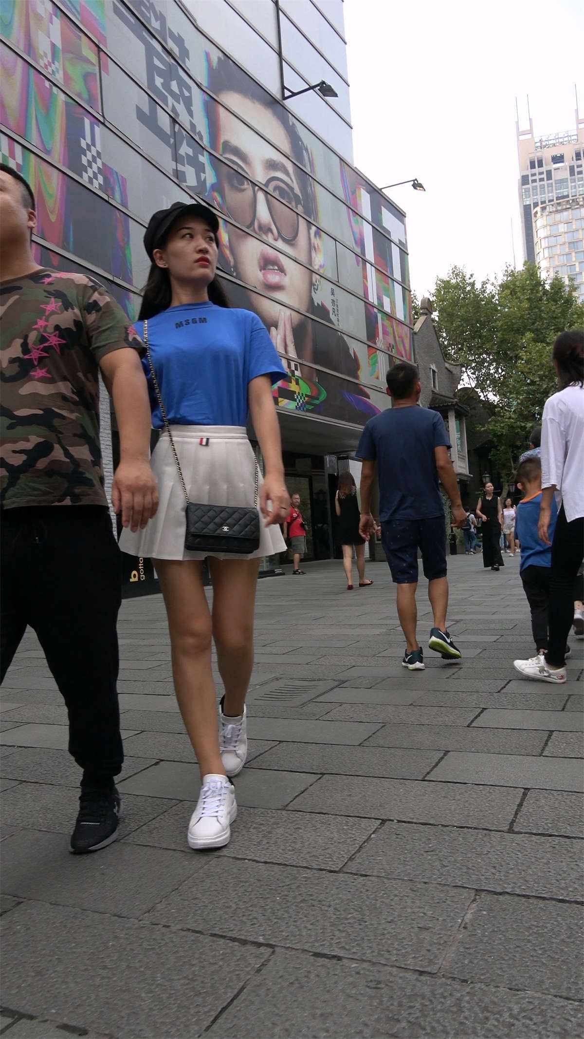 蓝色T恤白色小短裙美女