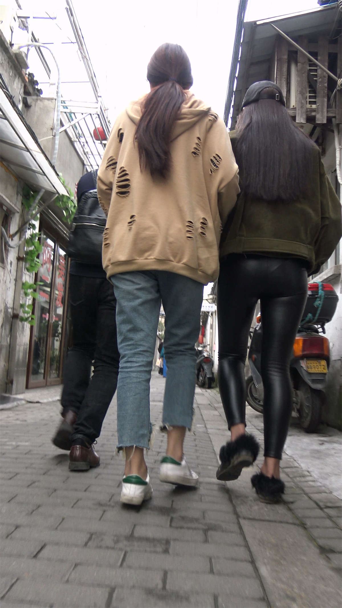 紧身皮裤鸭舌帽女孩