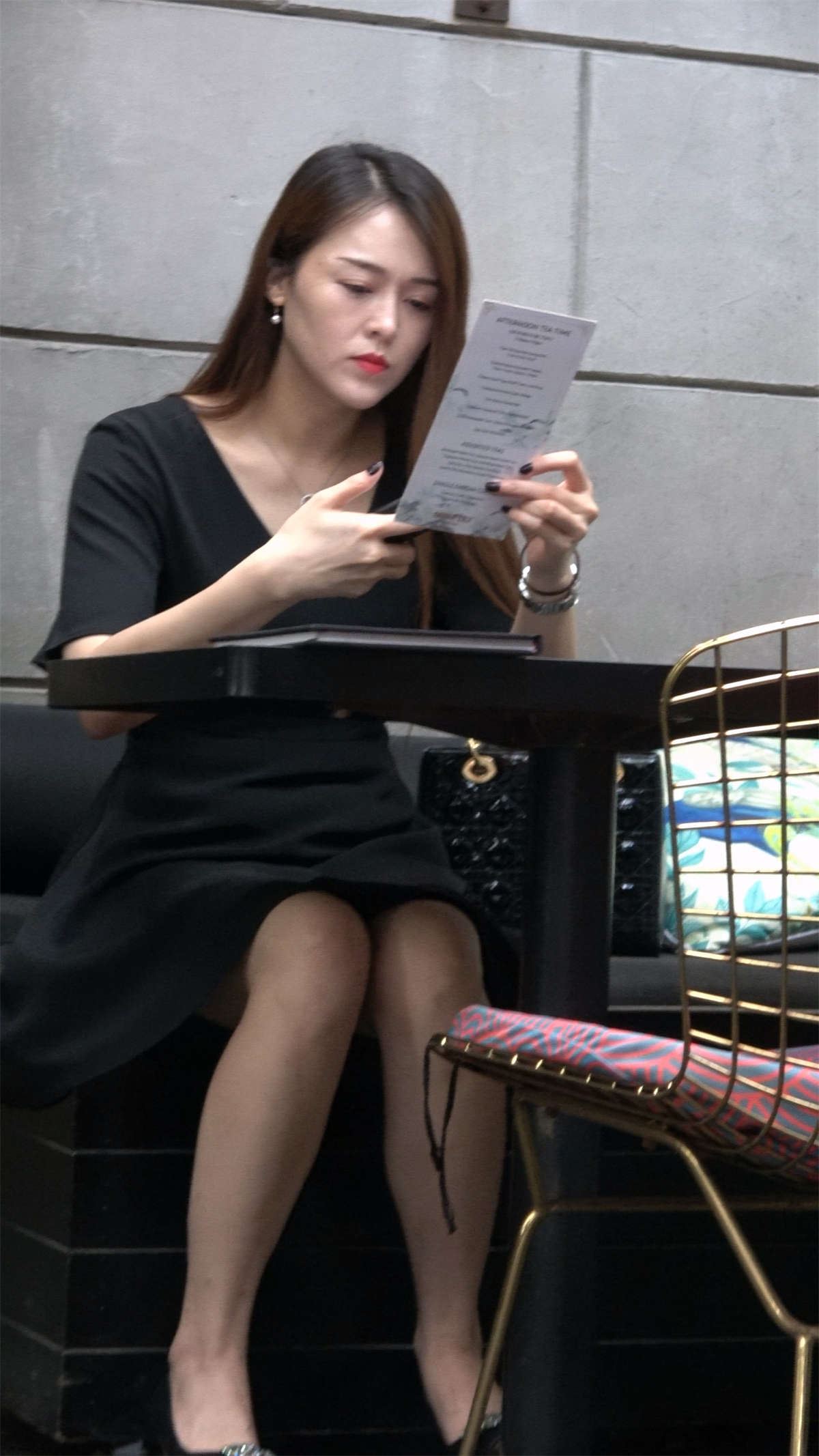 黑色连衣裙小资美女