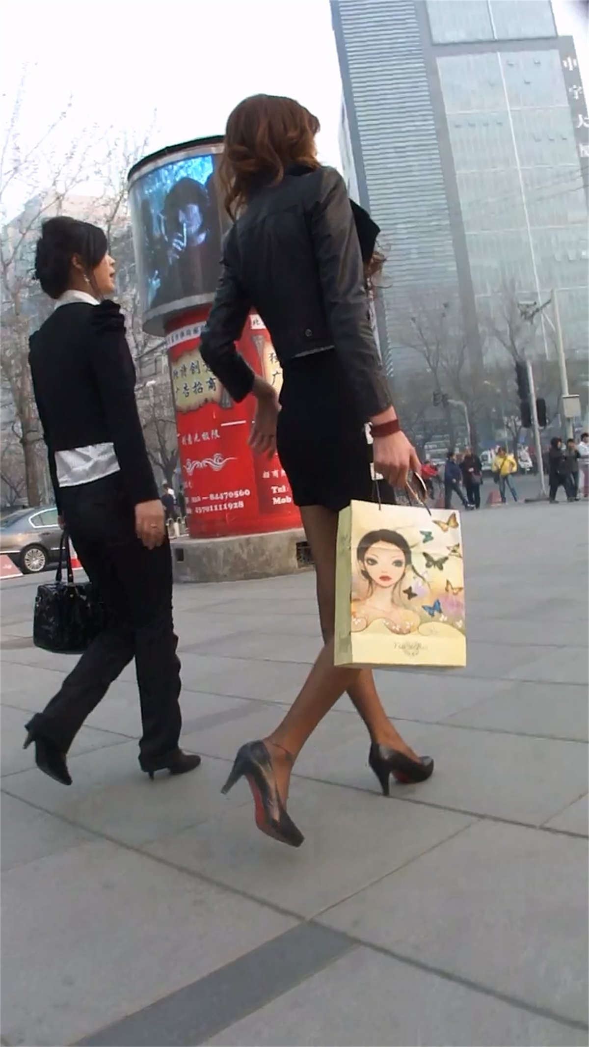 身材很苗条的长腿美女
