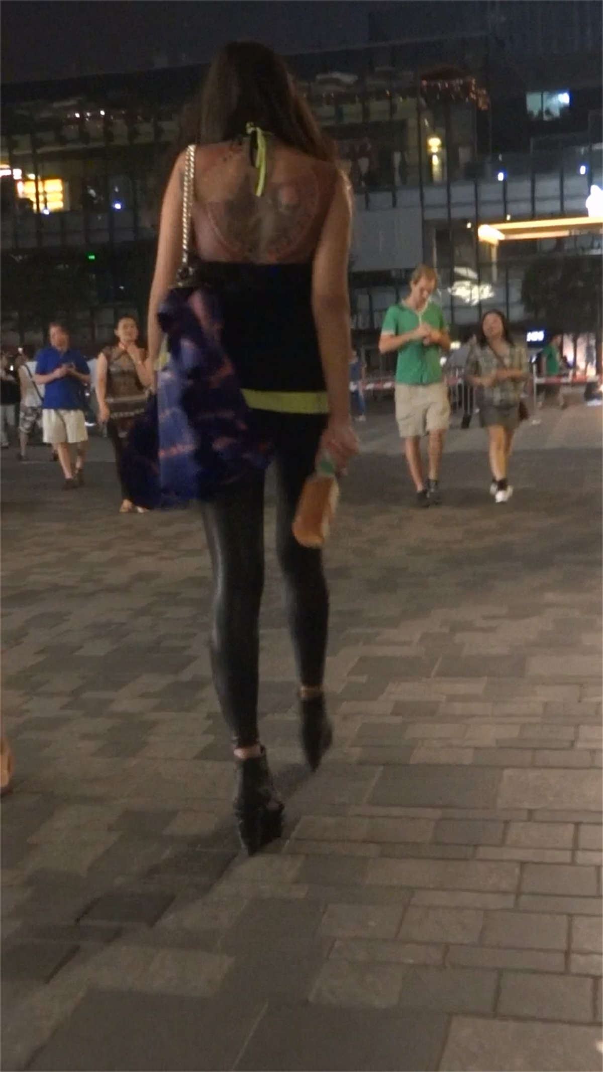 性感时尚的紧身裤辣妹
