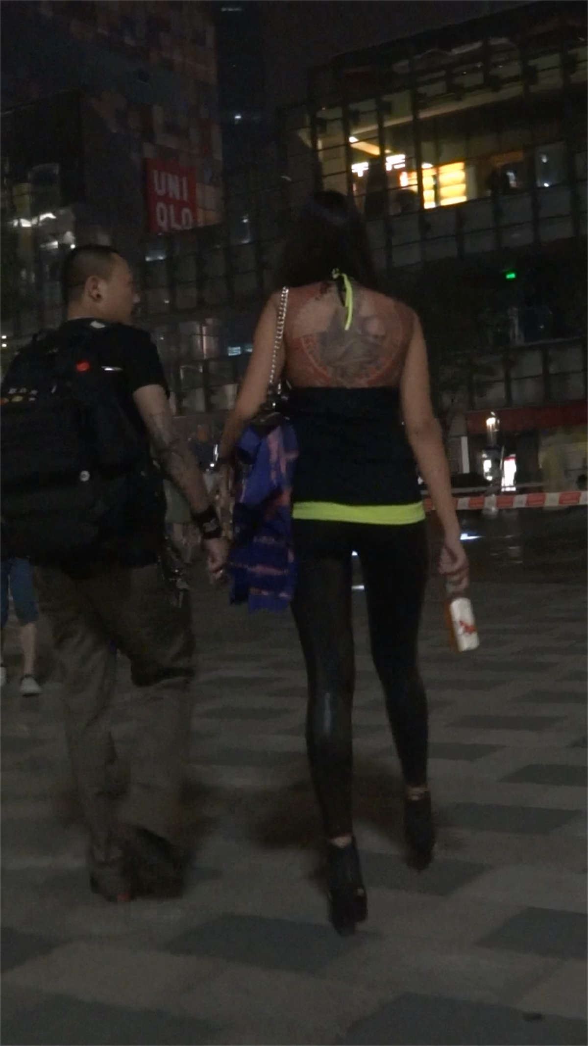 性感时尚的紧身裤辣妹