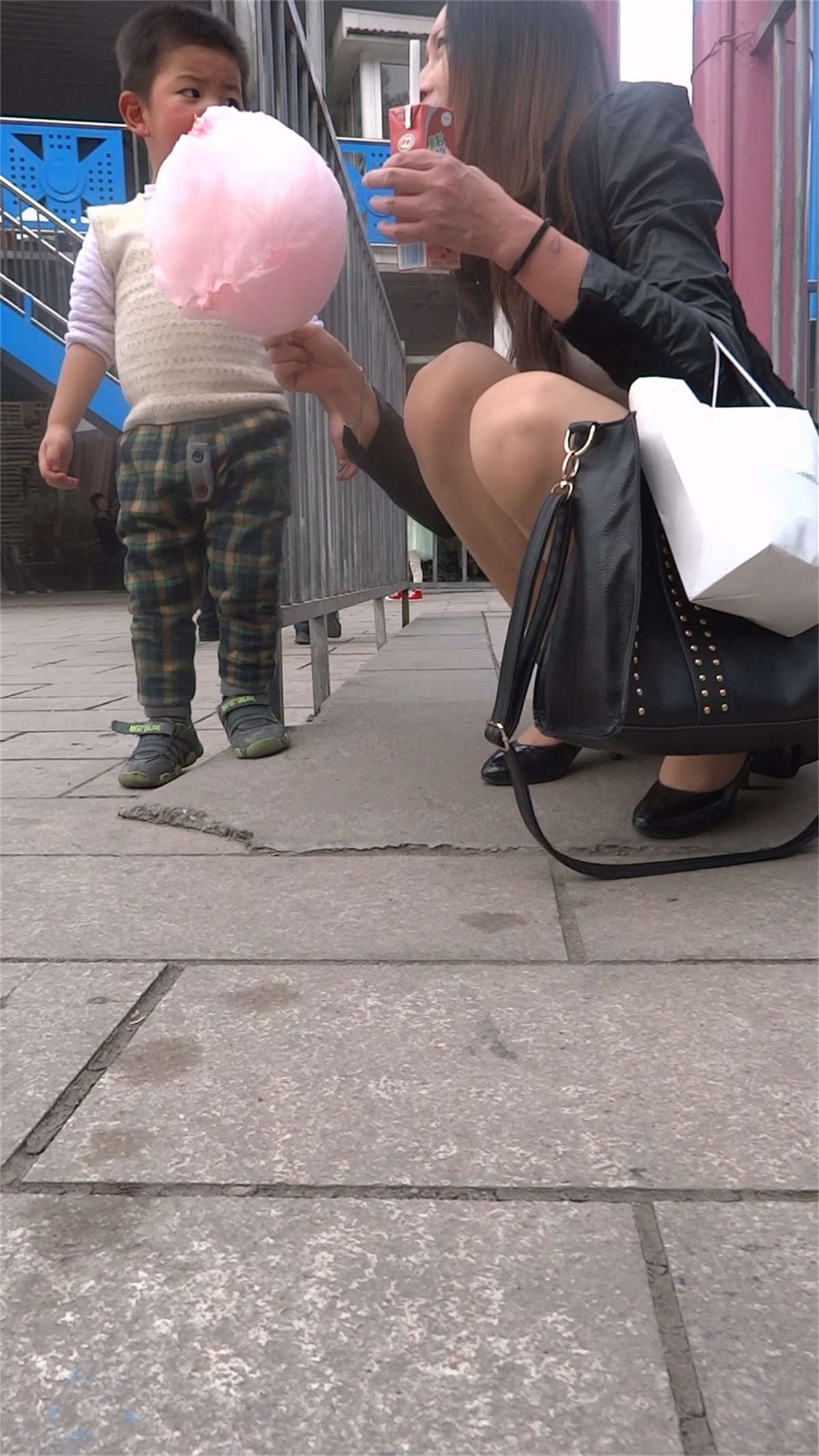 带孩子的美丽妈妈