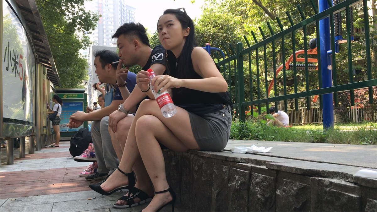 街拍牛仔包臀短裙白腿高跟少妇