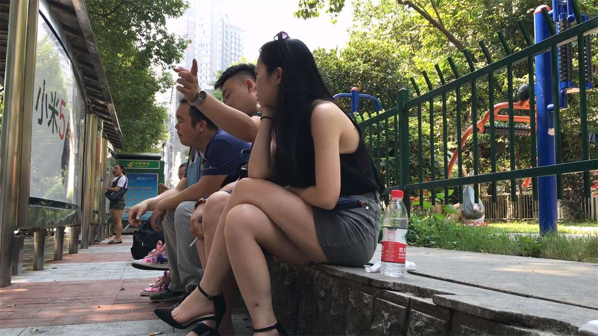 街拍牛仔包臀短裙白腿高跟少妇