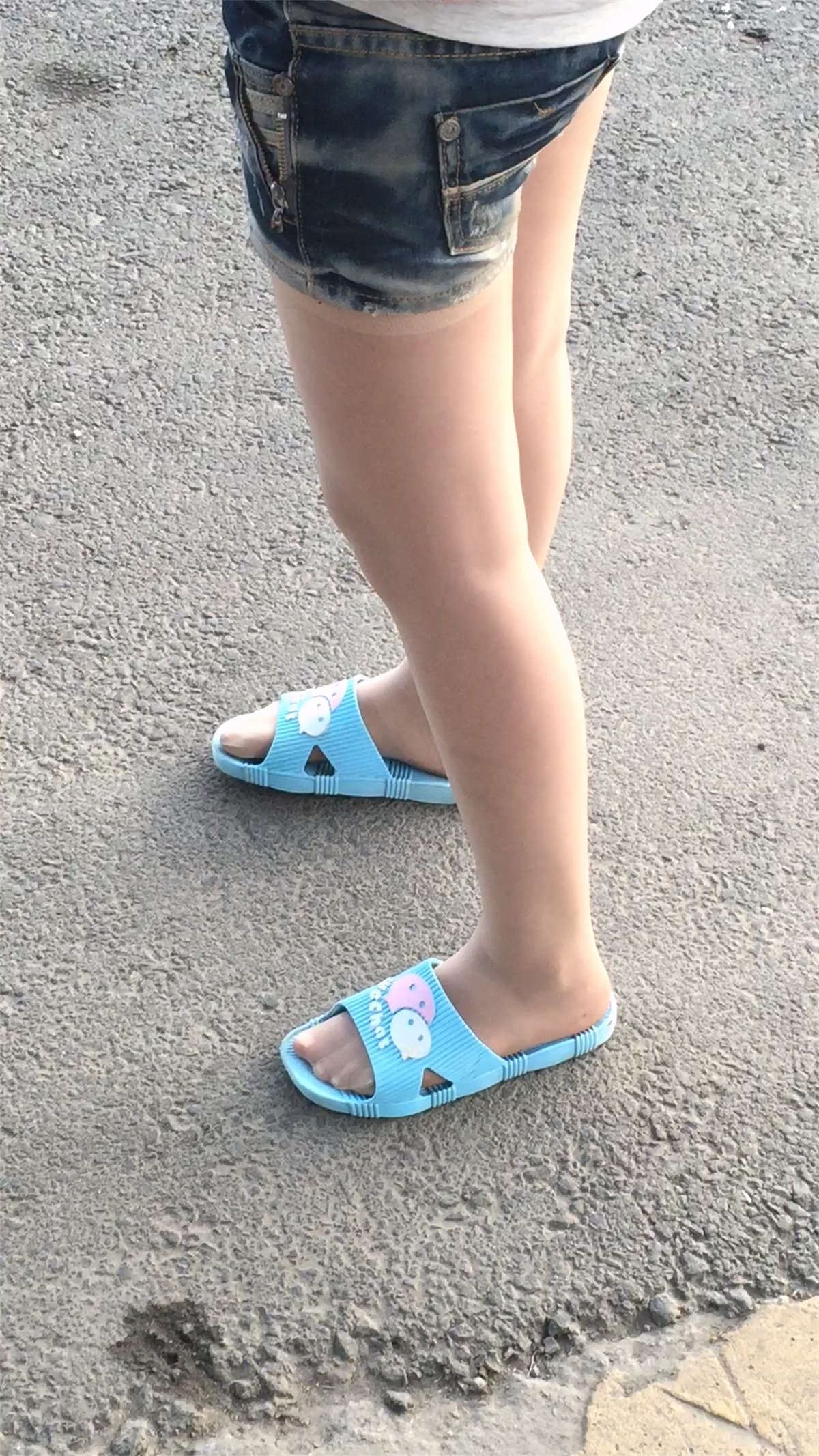 热裤肉丝凉拖