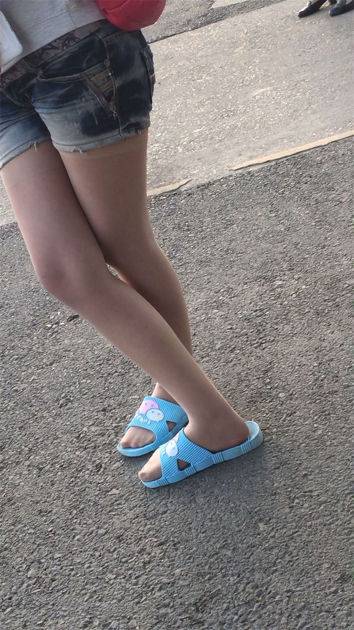 热裤肉丝凉拖