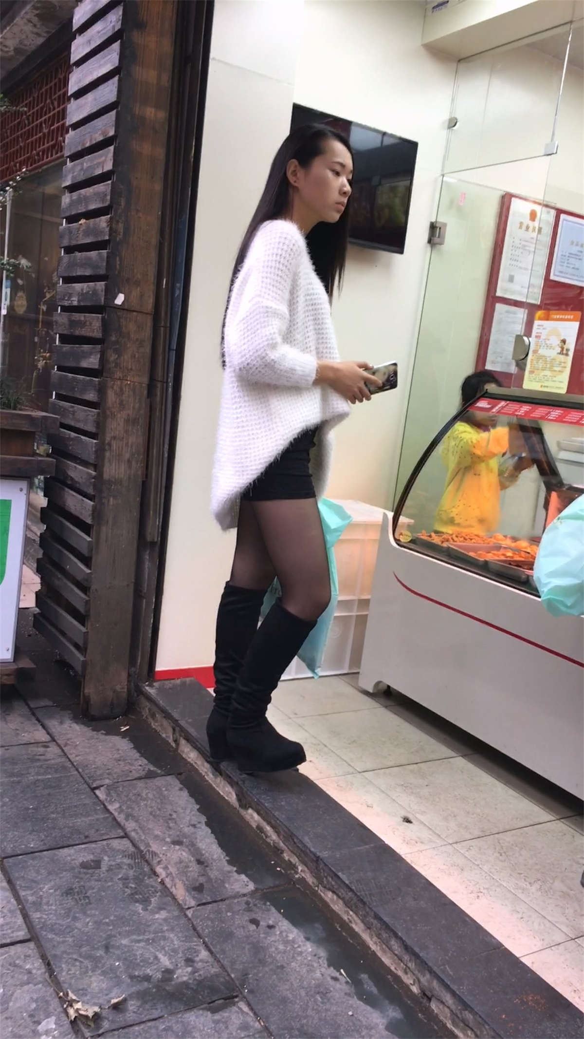 白色毛衣黑色紧身短裤黑色丝袜高靴长发妹子