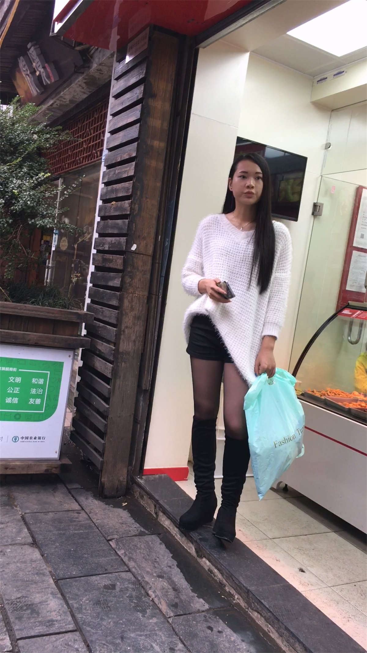 白色毛衣黑色紧身短裤黑色丝袜高靴长发妹子