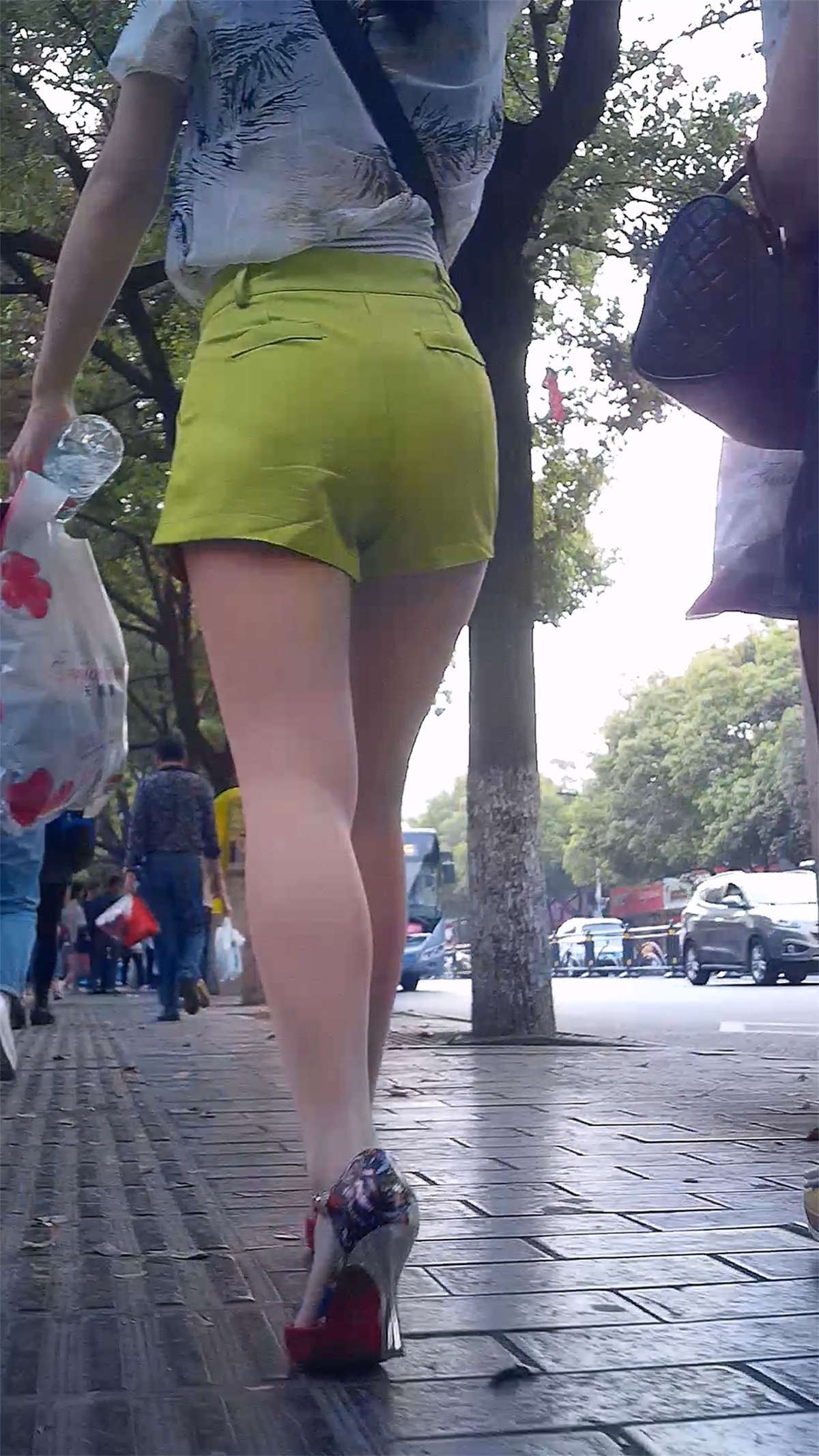 周围各种丝都比不过这双高跟美腿