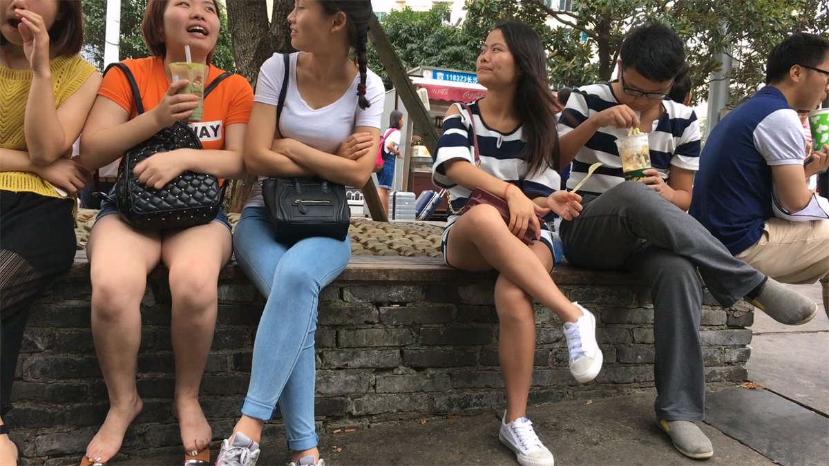 蓝色紧身牛仔裤美胸小少妇