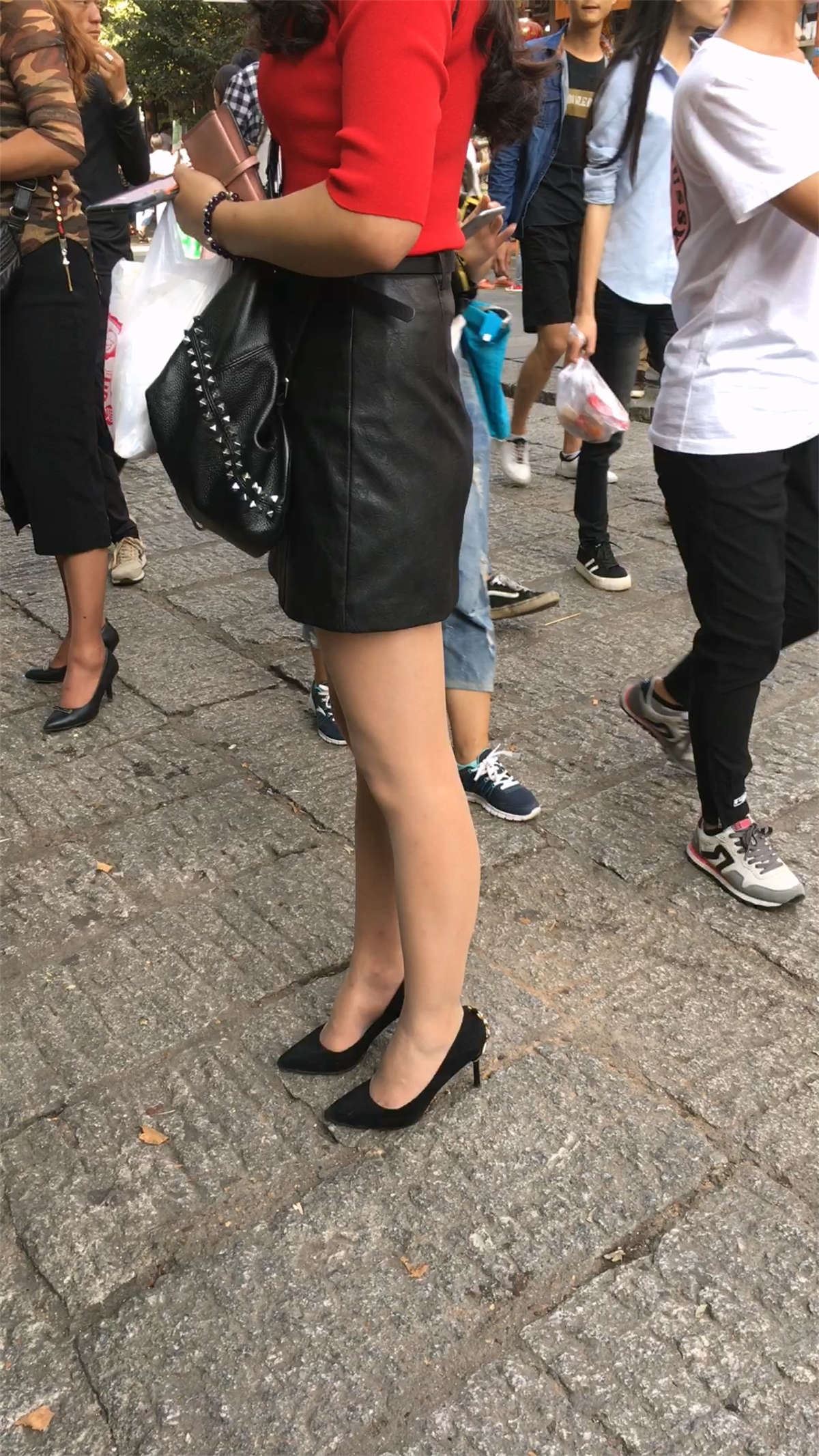 黑色包臀皮短裙肉色丝袜高跟长发少妇极品美腿
