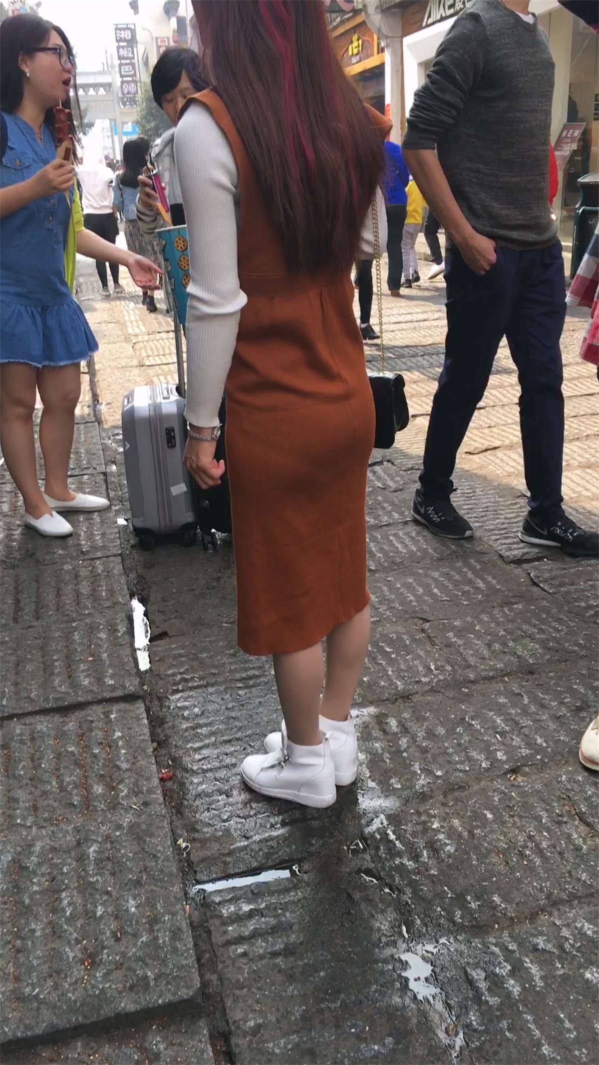 紧身长裙肉色丝袜漂亮美眉