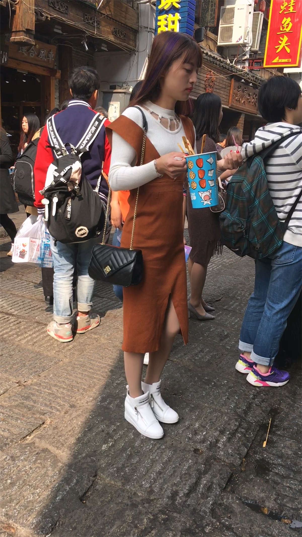 紧身长裙肉色丝袜漂亮美眉