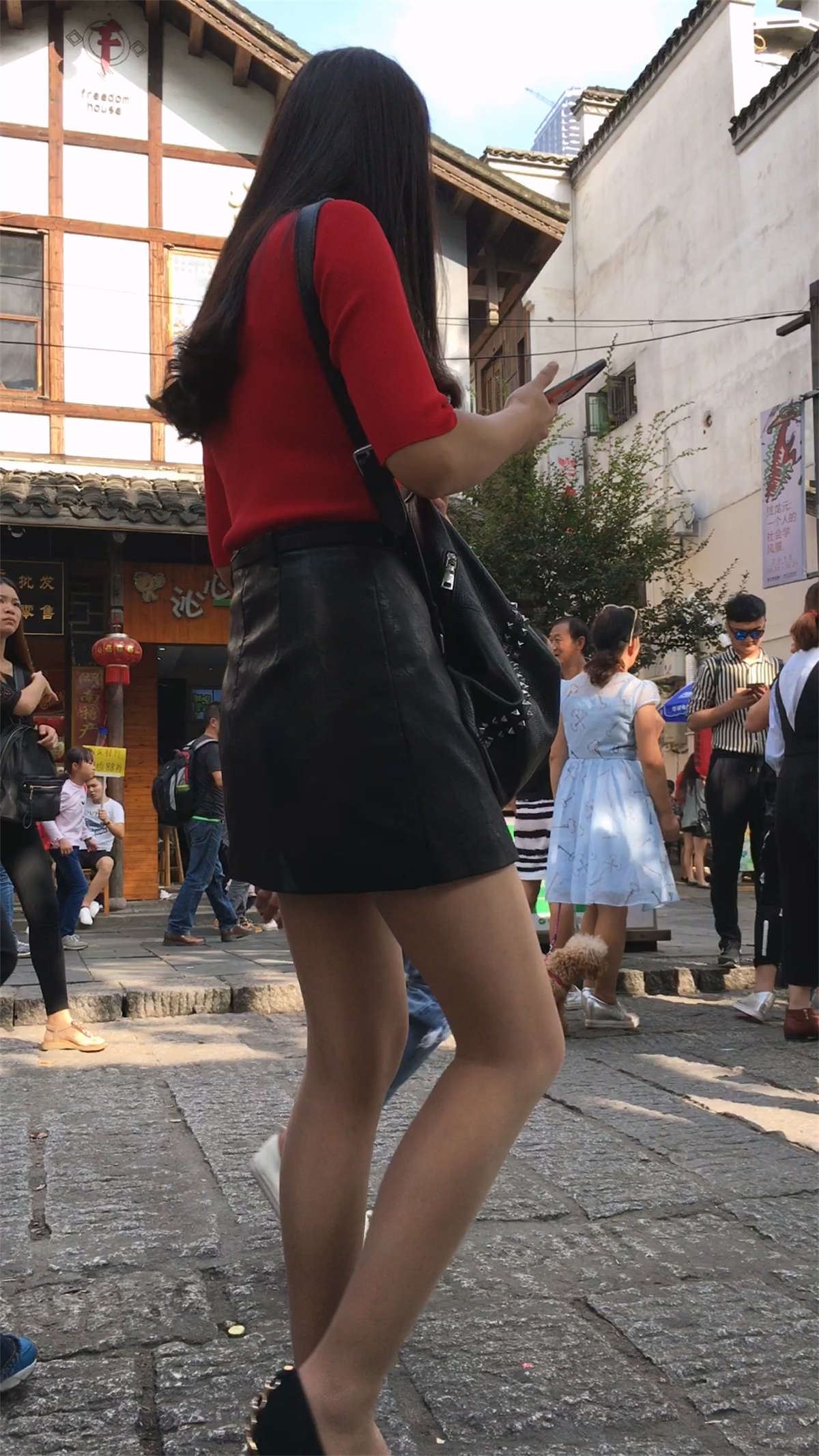 黑色包臀皮短裙肉色丝袜高跟长发少妇极品美腿