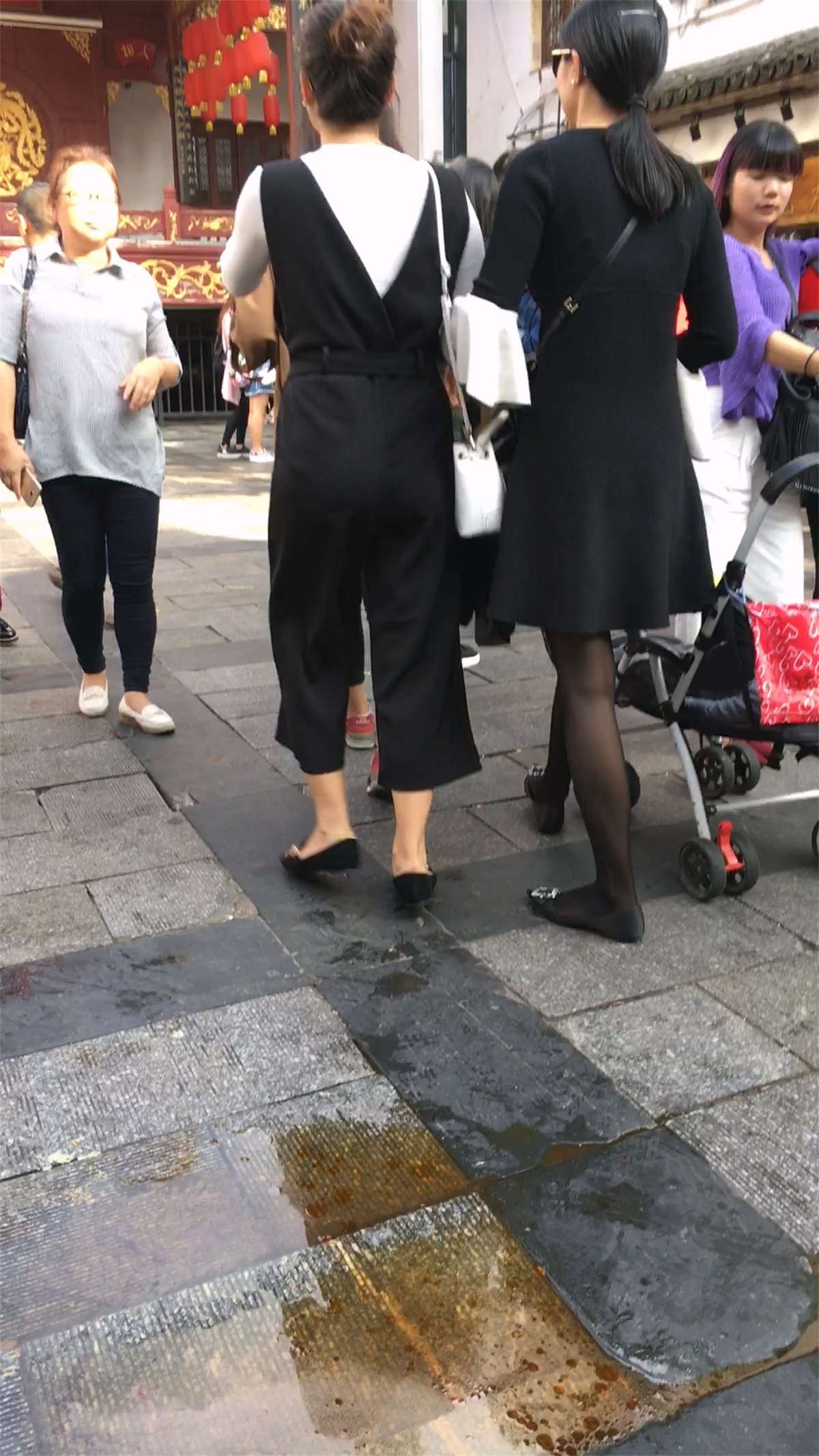 和朋友一起游玩的连衣裙黑色丝袜高个长发妹子