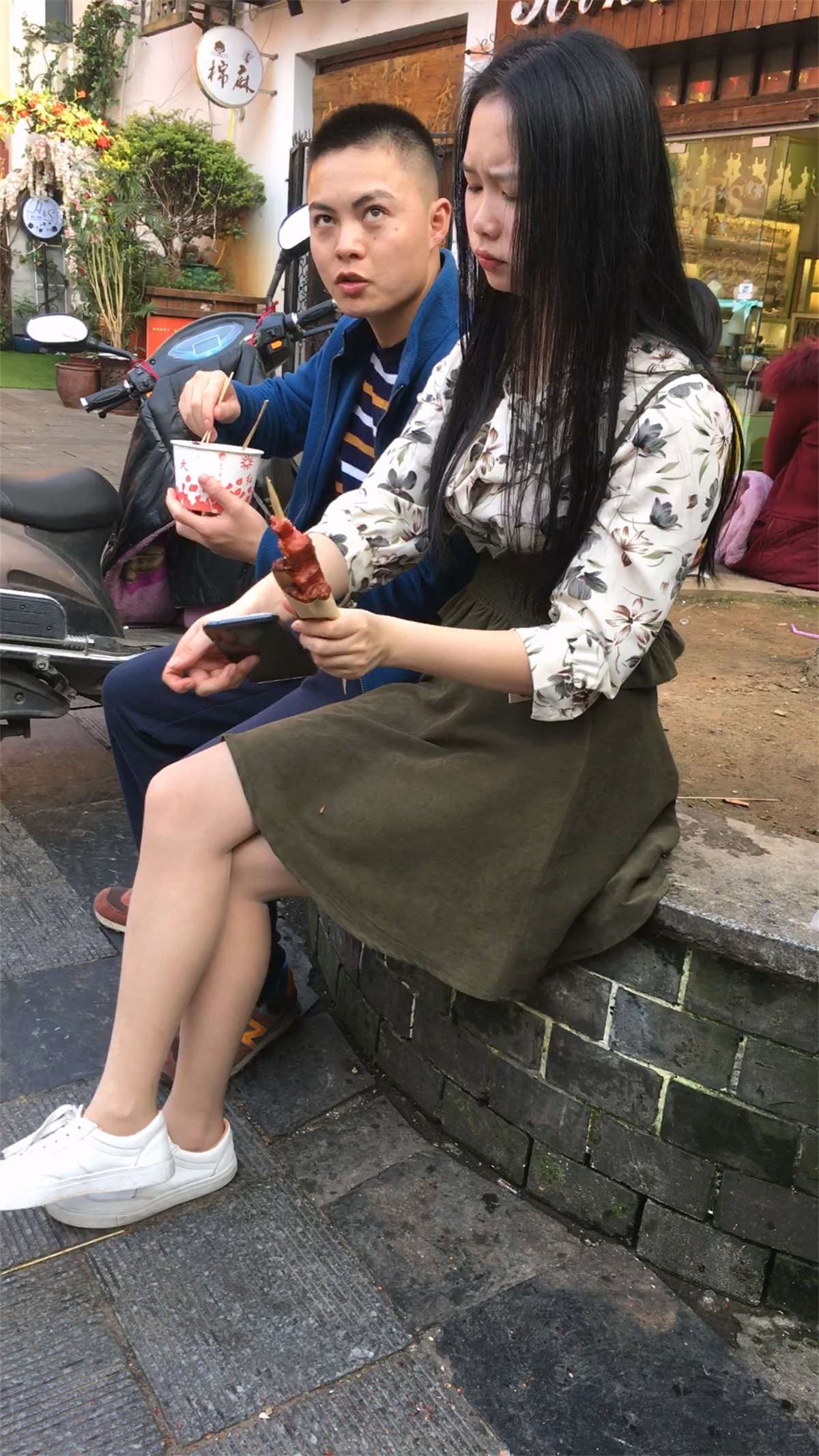 吃东西的大学生靓妹