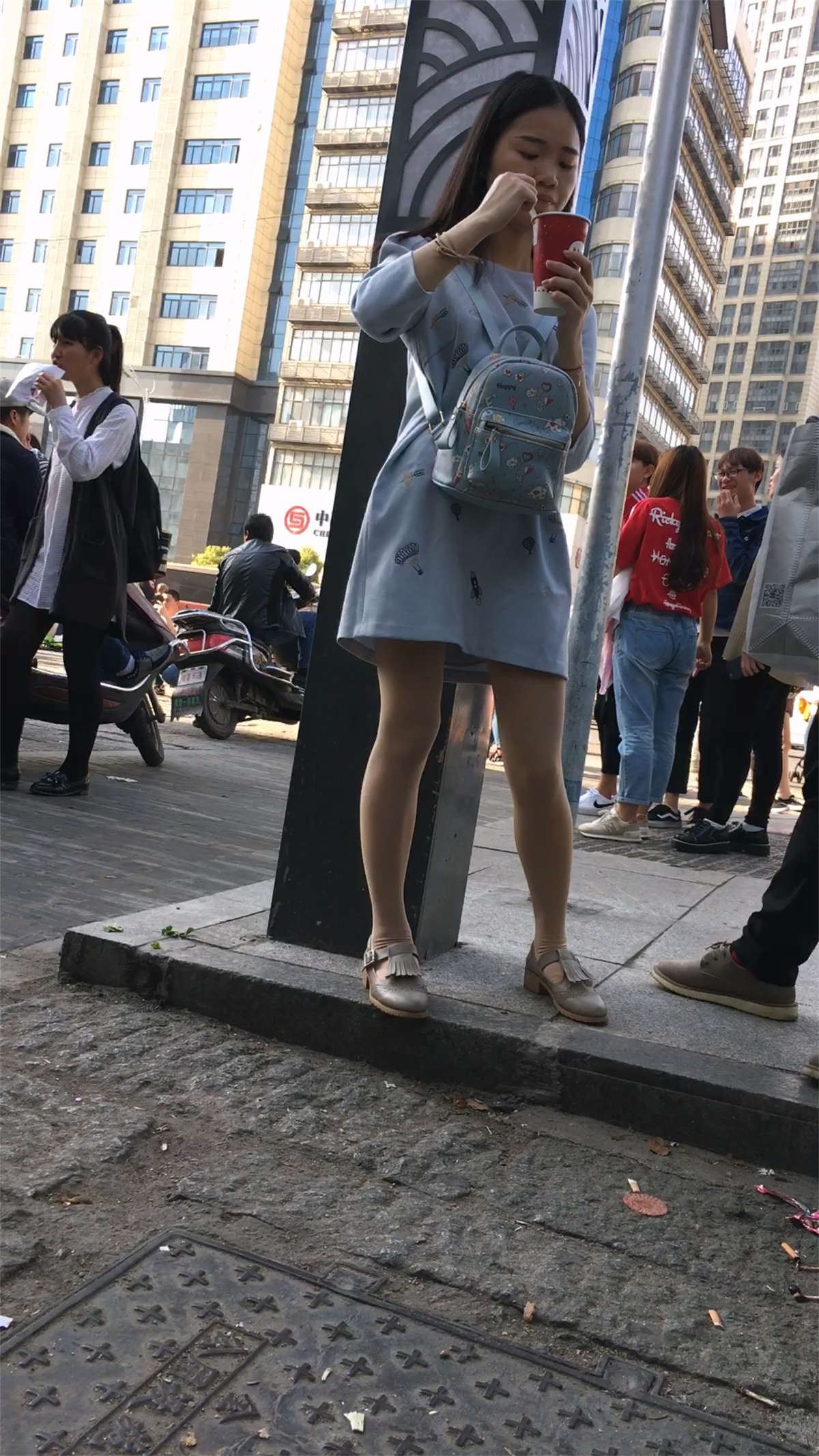 吃东西的女子