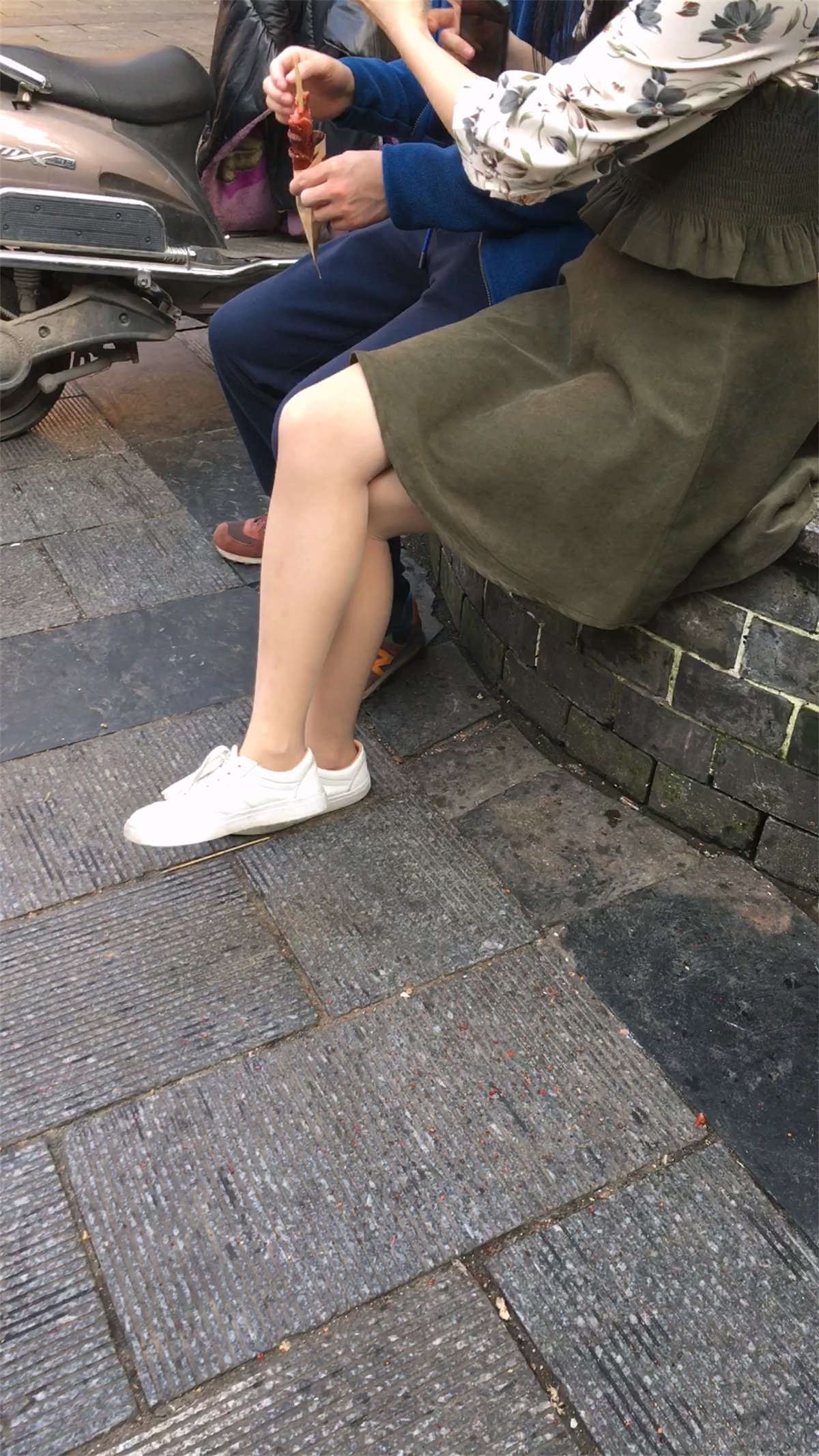 吃东西的大学生靓妹