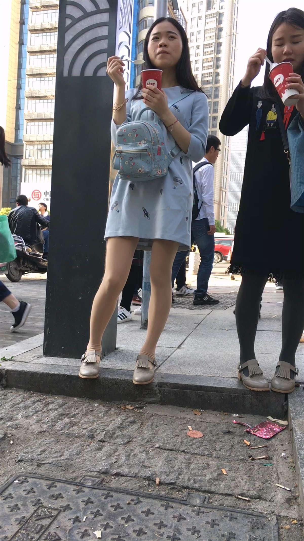 吃东西的女子