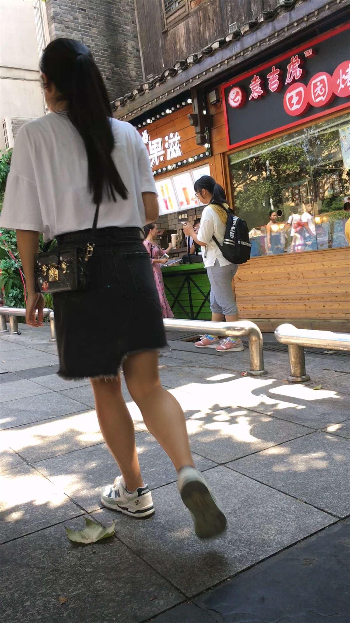 吃小吃的黑色短裙美女