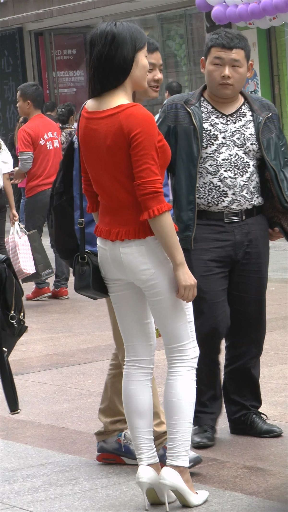 白色紧身裤热辣美妇