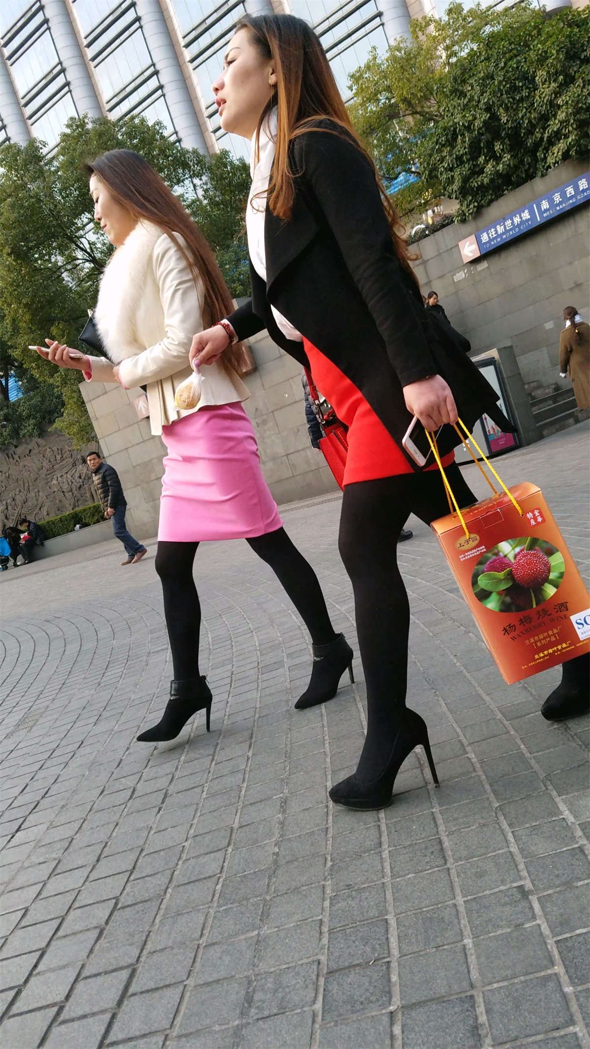 靓丽的金色长发美女黑色丝袜性感美腿