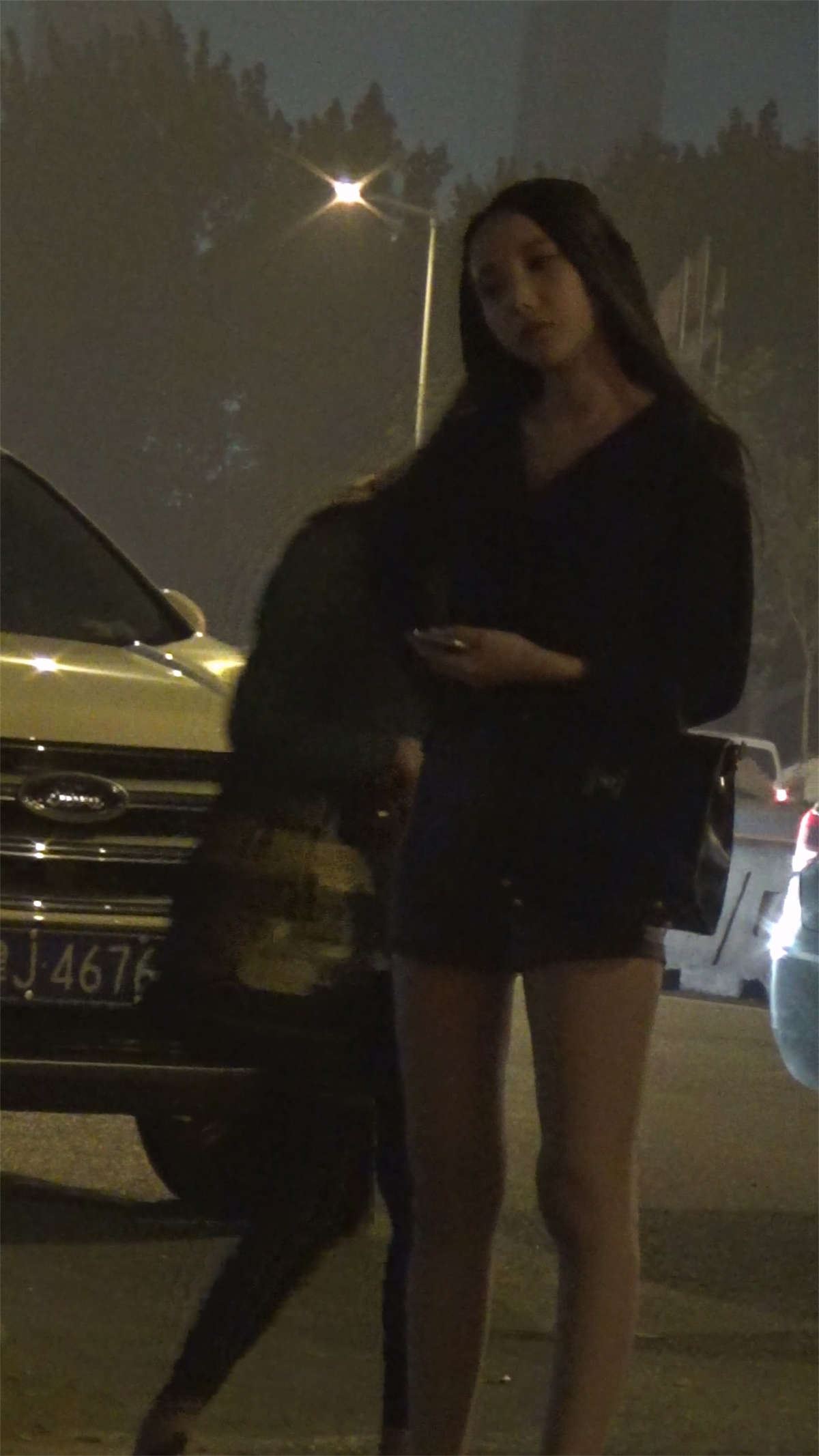 夜店准备上班的紧身裤和短裤美女