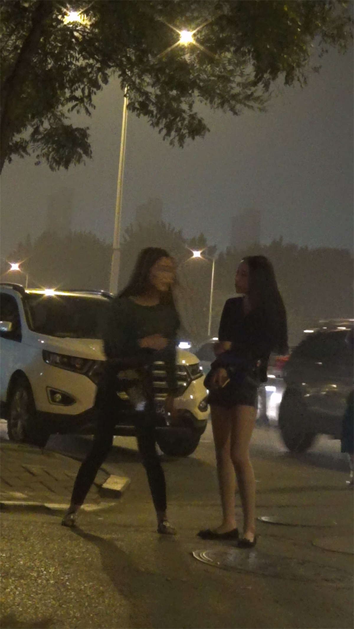 夜店准备上班的紧身裤和短裤美女