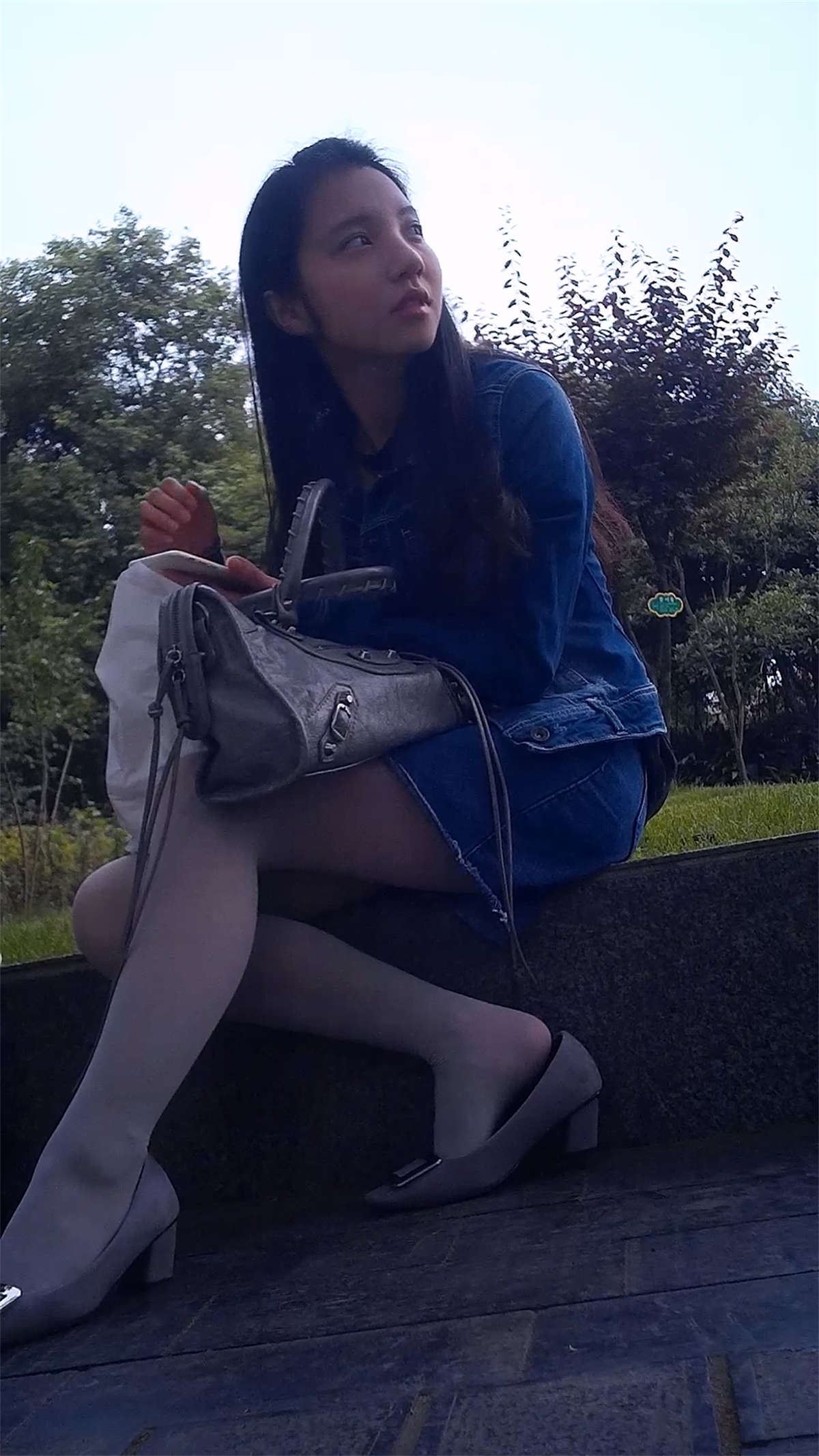 小美女的灰色丝袜坐姿