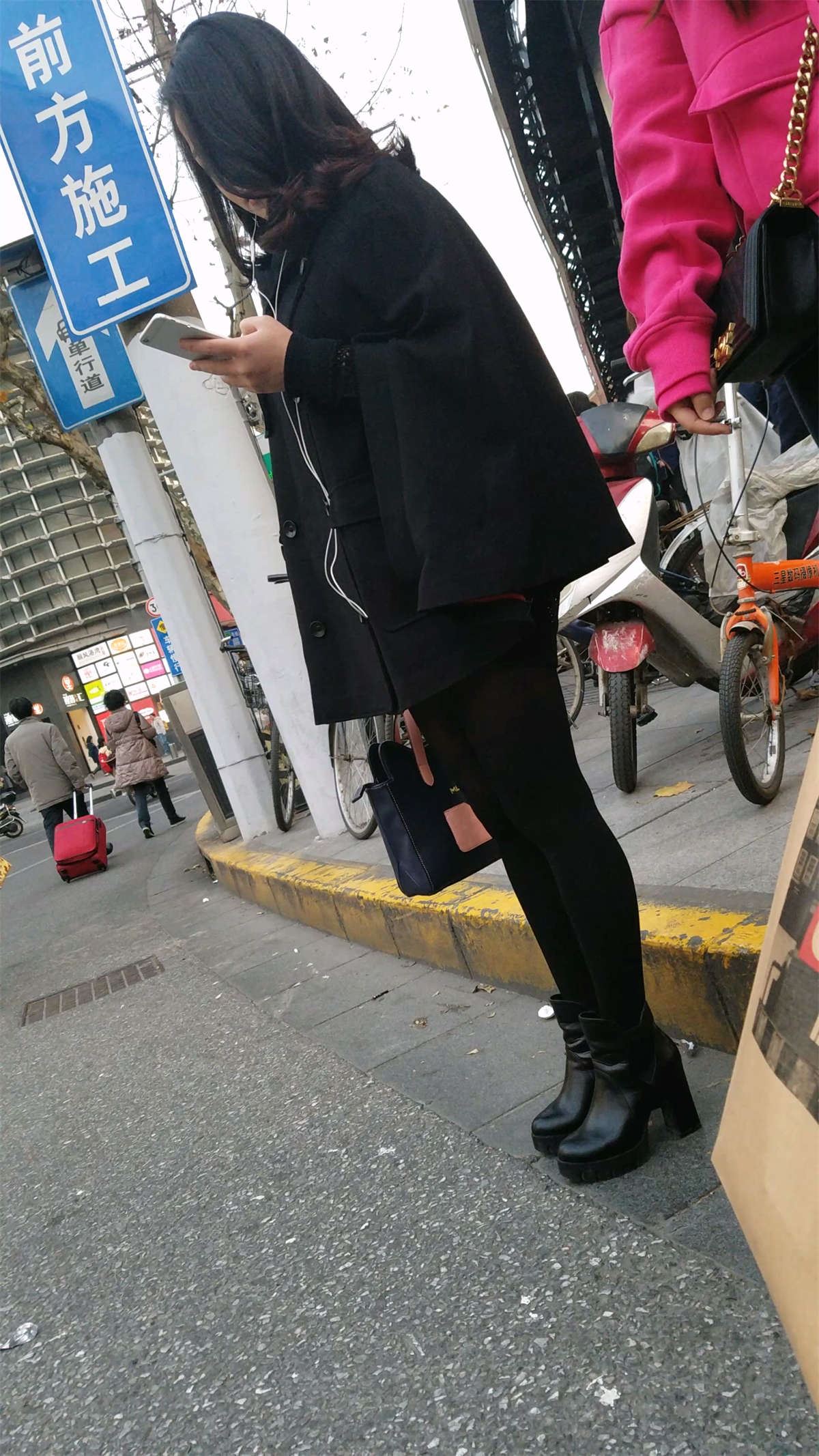 黑色包臀短裙黑色丝袜高跟美妇
