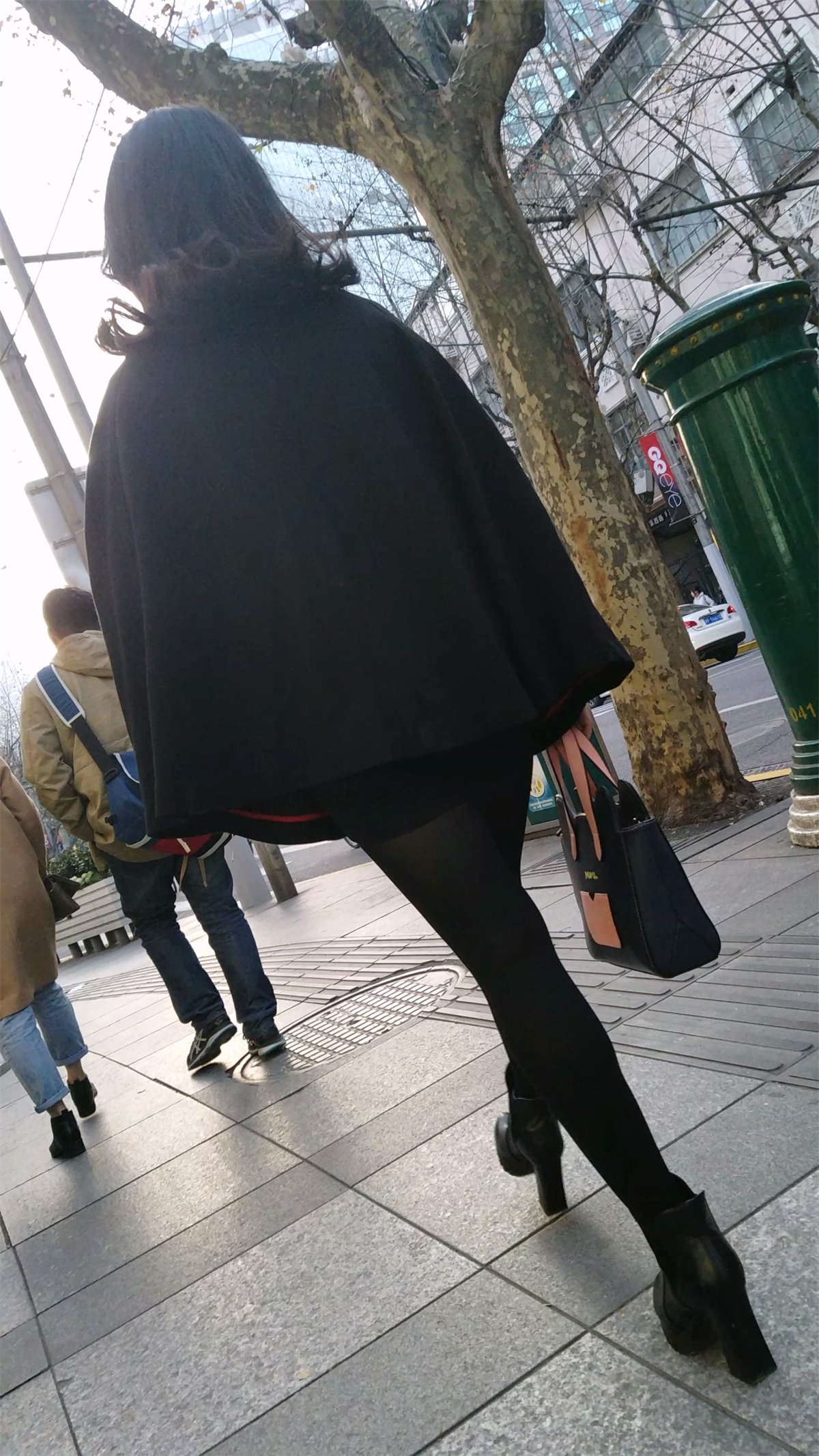 黑色包臀短裙黑色丝袜高跟美妇