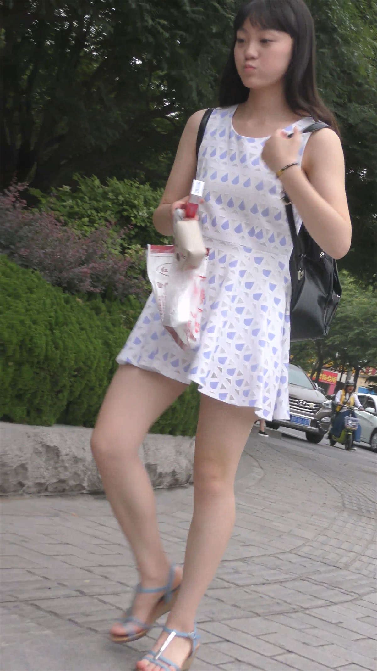 短裙美女的白皙美腿