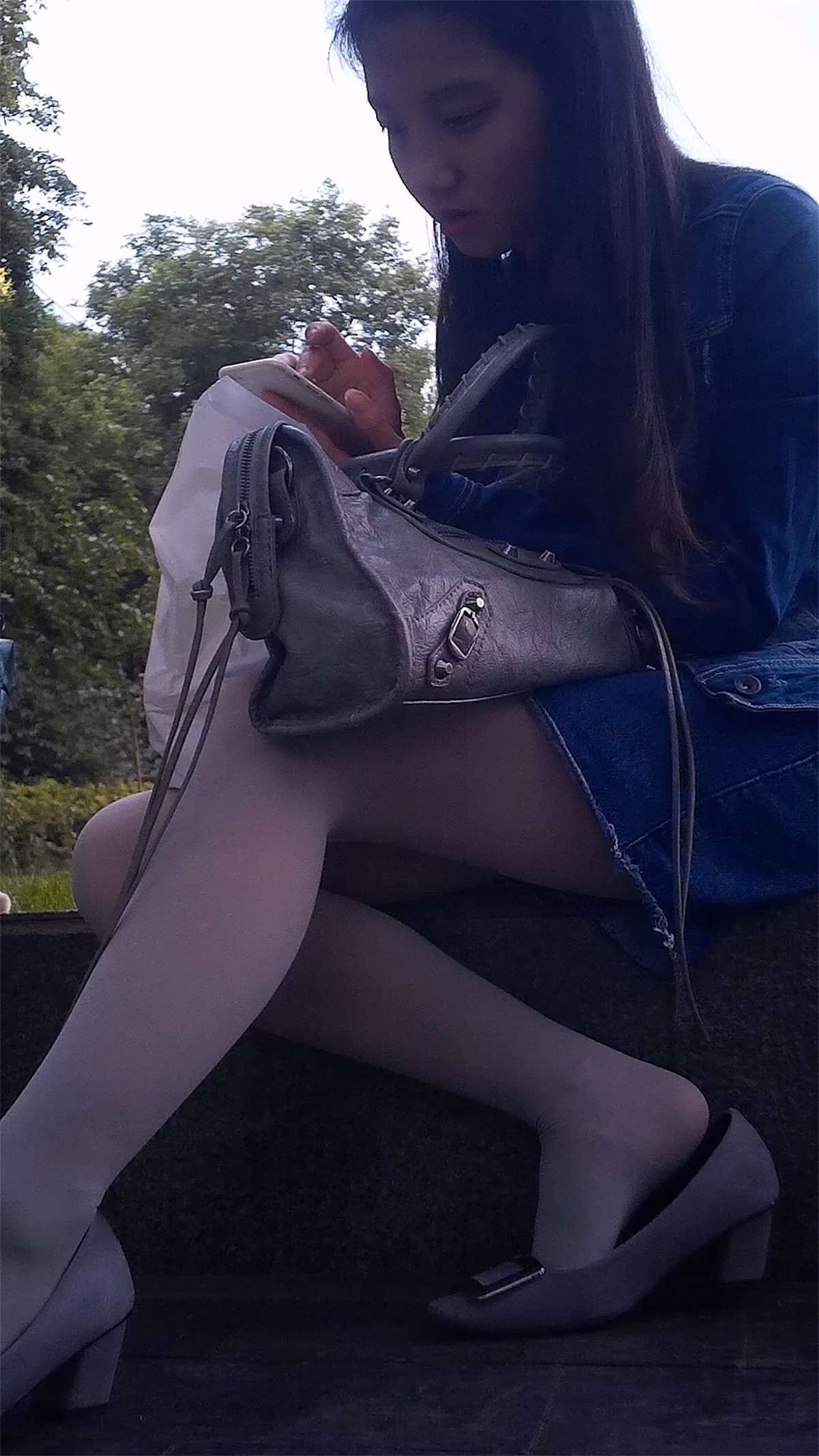 小美女的灰色丝袜坐姿