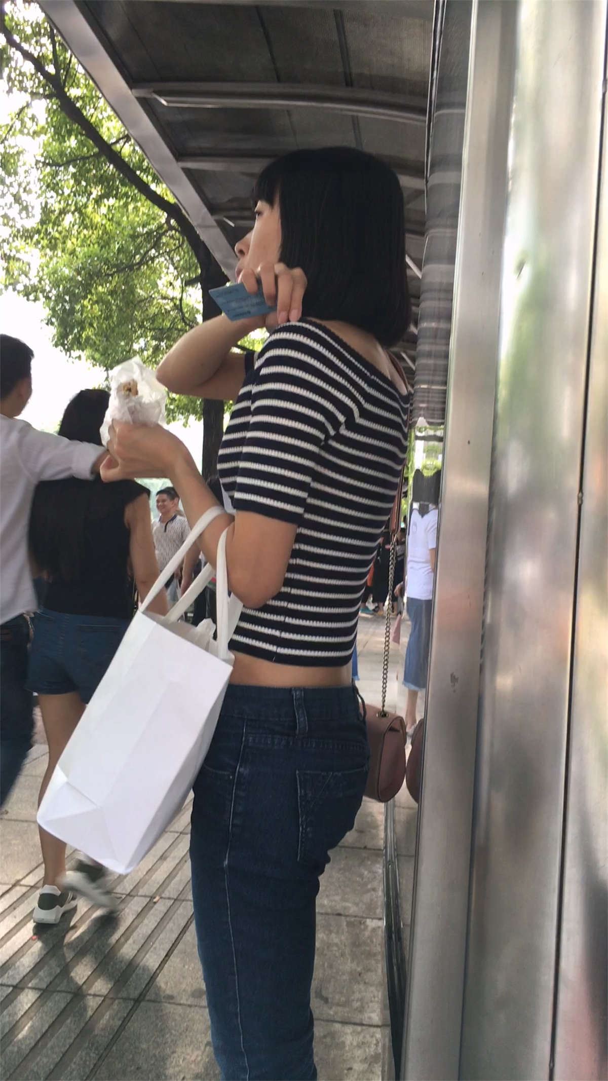 等公交的蓝色紧身牛仔裤美眉饱满圆臀