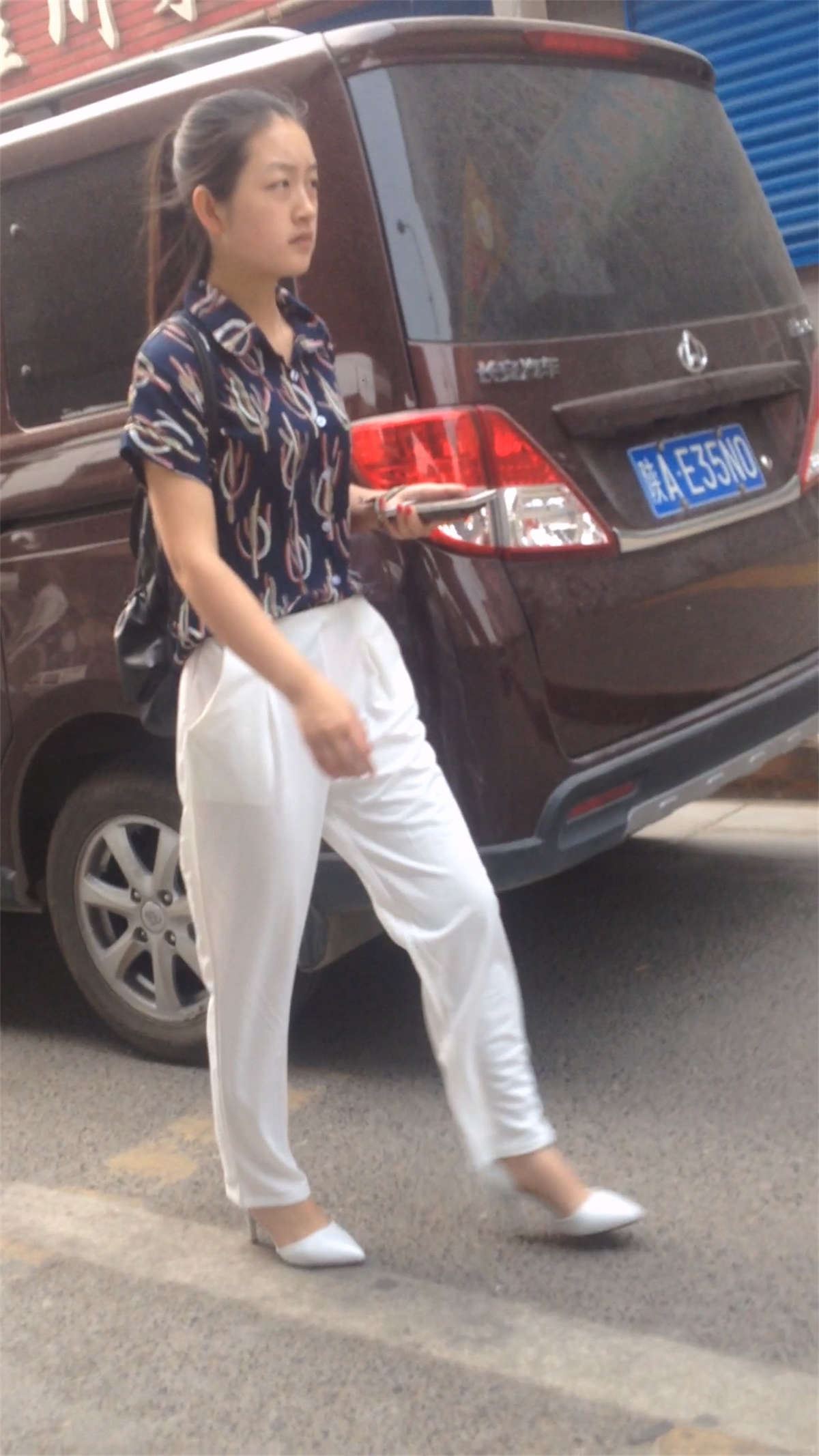 白色高跟美女白色微透休闲裤