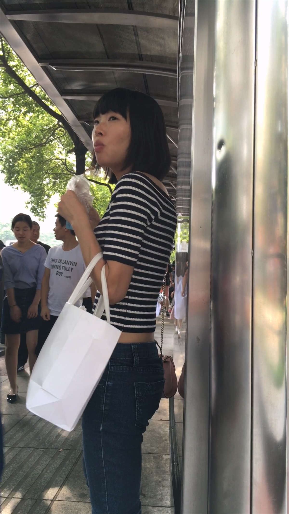等公交的蓝色紧身牛仔裤美眉饱满圆臀